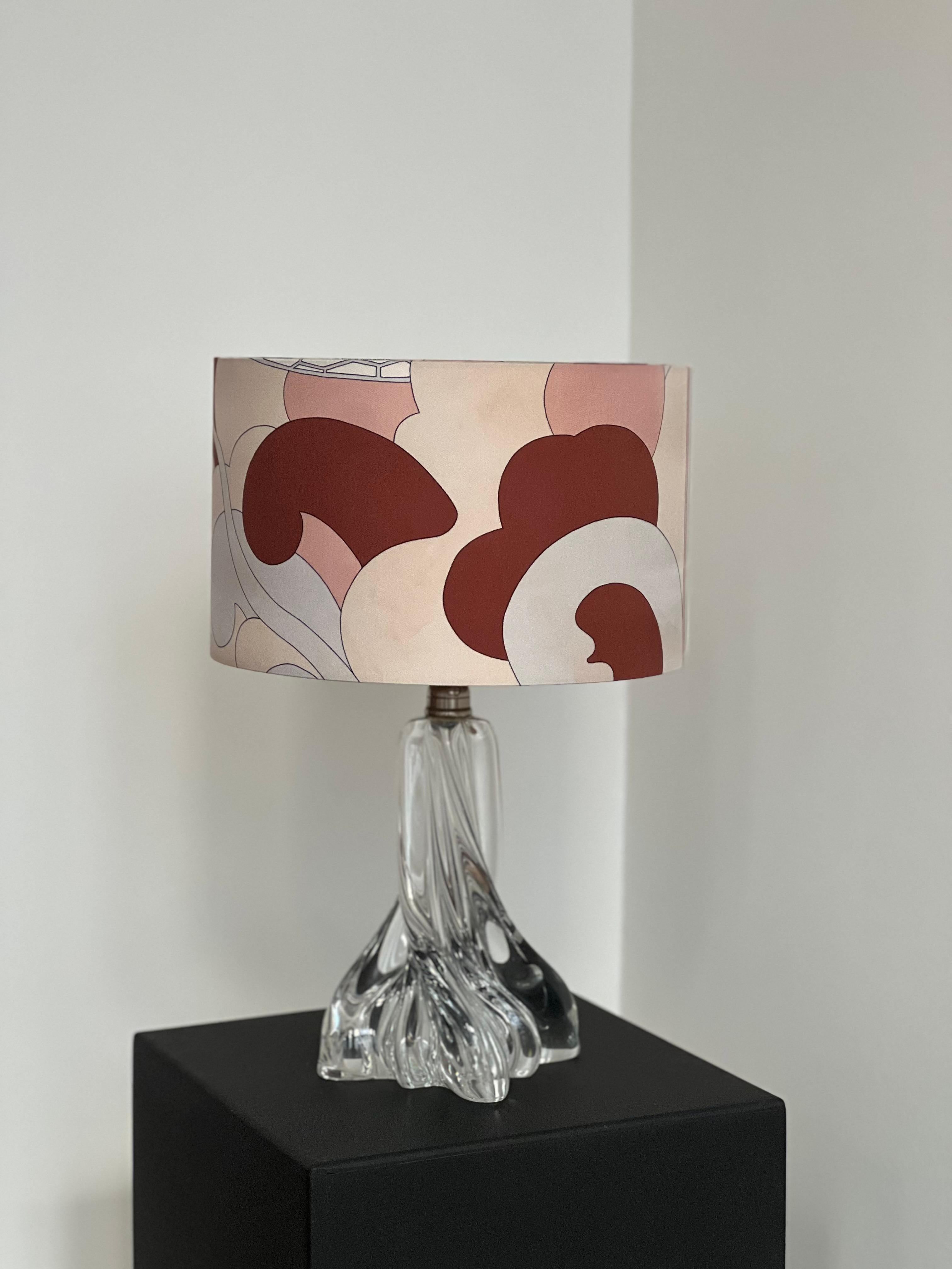 LA LAMPADA CREATA DALLO STUDIO A È UN PEZZO UNICO.
LA BASE DELLA LAMPADA VINTAGE BACCARAT IN CRISTALLO TRASPARENTE HA UNA FORMA QUADRATA A TWISTET E TROVA UN PERFETTO APPOGGIO  DAL MOTIVO DEL PARALUME RICAVATO DA UNA SCIARPA VINTAGE DI EMILIO PUCCI