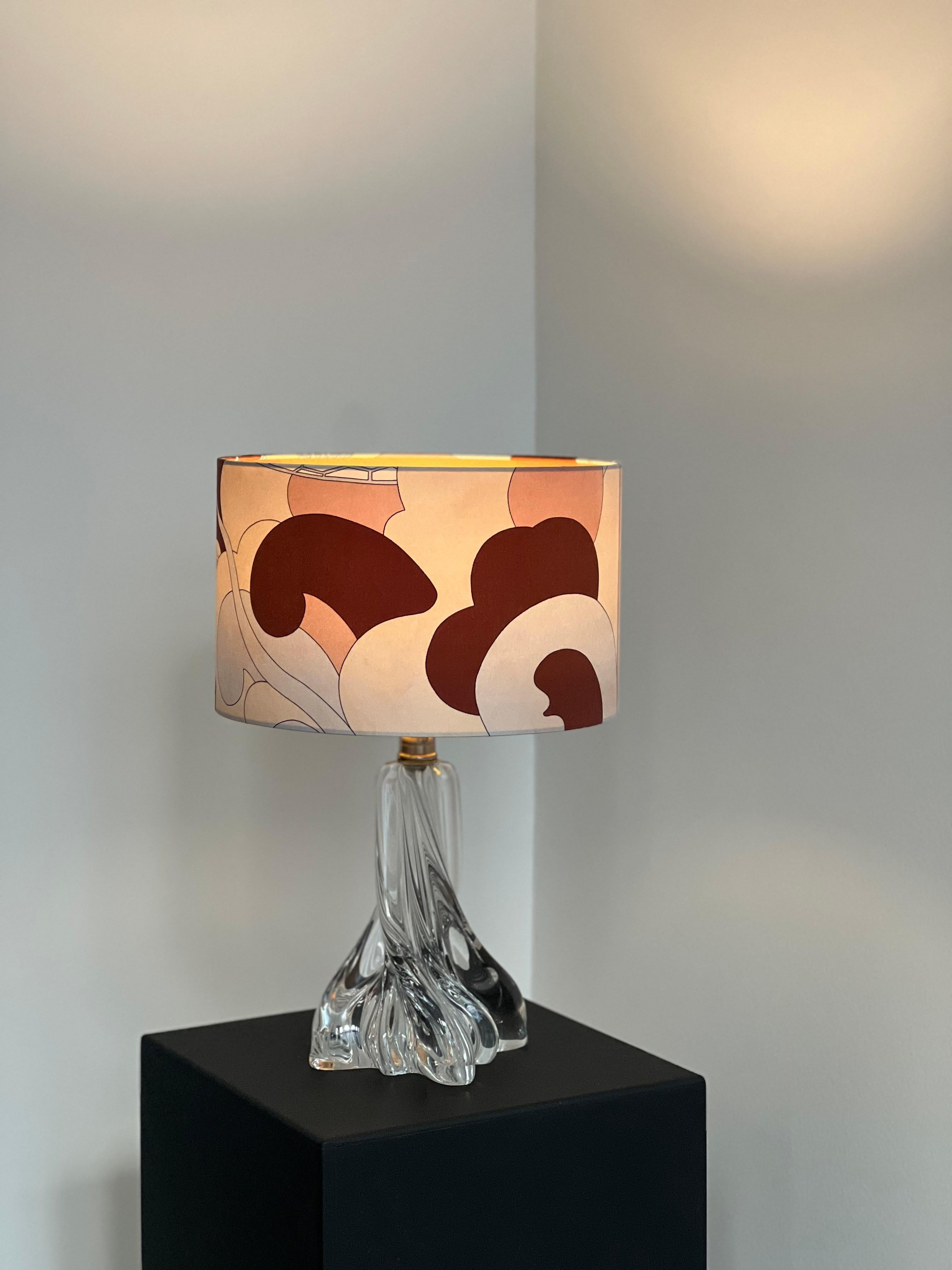 International Style Lampada da tavolo Baccarat a batteria con paralume in seta vintage Pucci Col. MOP in vendita