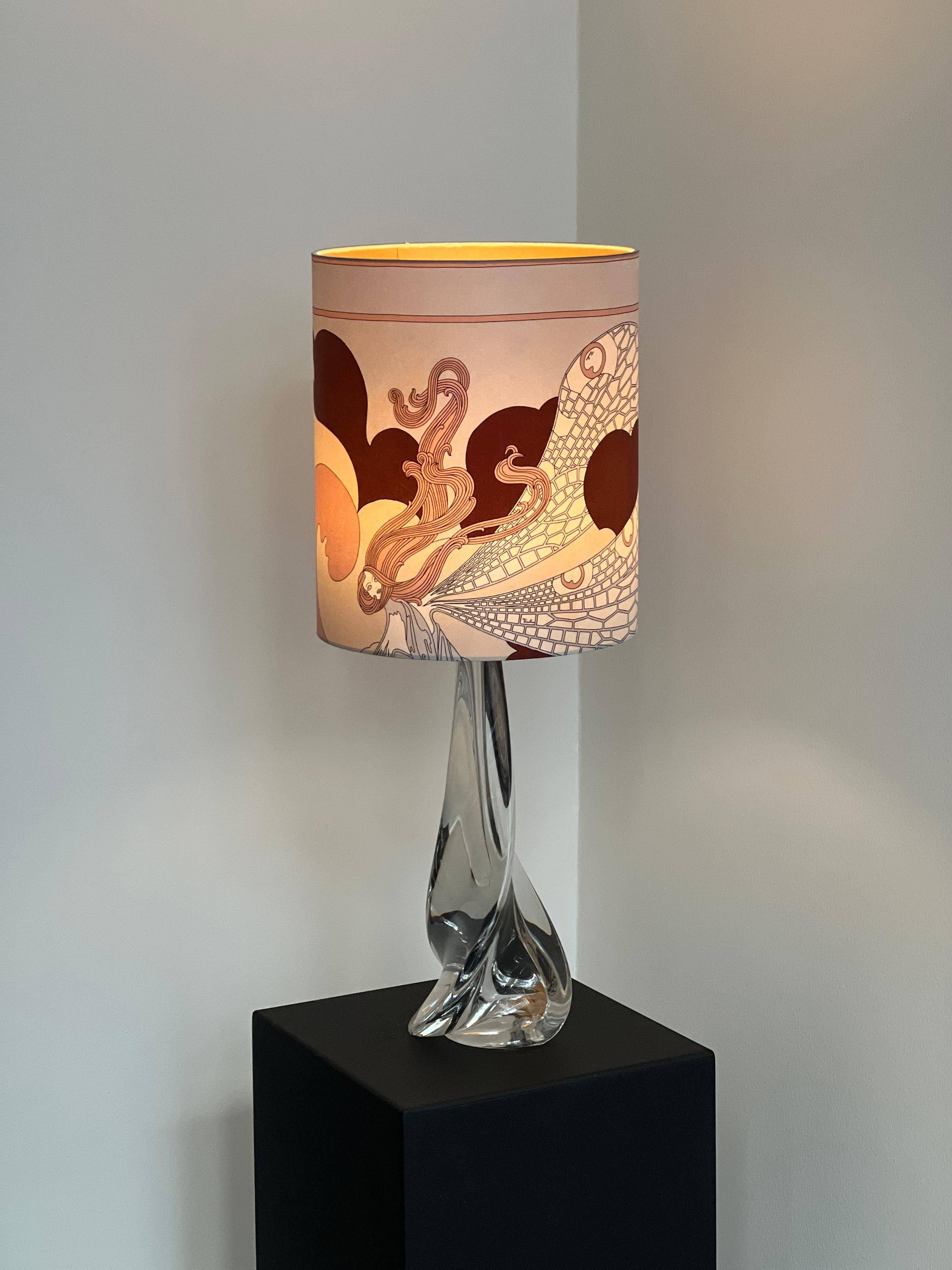 LA LAMPADA CREATA DALLO STUDIO A È UN PEZZO UNICO.
LA BASE DELLA LAMPADA VINTAGE SAINT LOUIS / DESIGN/ONE JOSEPH BLEICHNER IN CRISTALLO TRASPARENTE HA UNA FORMA ROTONDA A TORCIGLIONE E TROVA UN PERFETTO APPOGGIO NEL MOTIVO DEL PARALUME RICAVATO DA