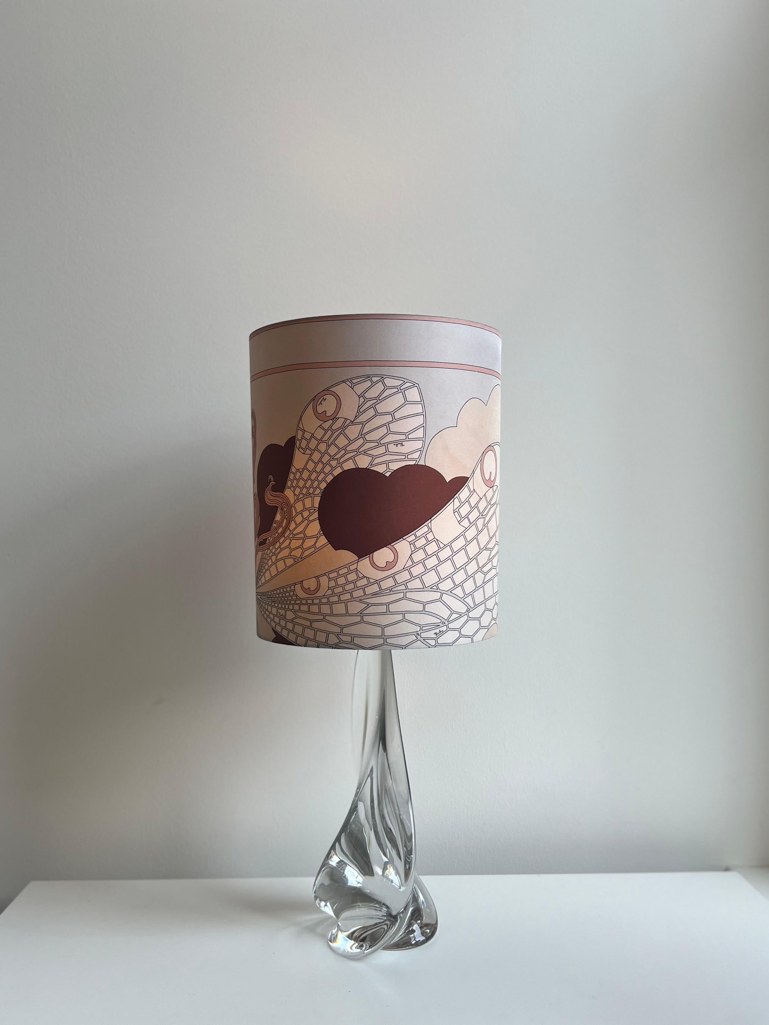 LA LAMPADA CREATA DALLO STUDIO A È UN PEZZO UNICO.
LA BASE DELLA LAMPADA VINTAGE SAINT LOUIS IN CRISTALLO TRASPARENTE HA UNA FORMA ROTONDA A TORCIGLIONE E TROVA UN PERFETTO APPOGGIO NEL MOTIVO DEL PARALUME RICAVATO DA UNA SCIARPA VINTAGE DI EMILIO