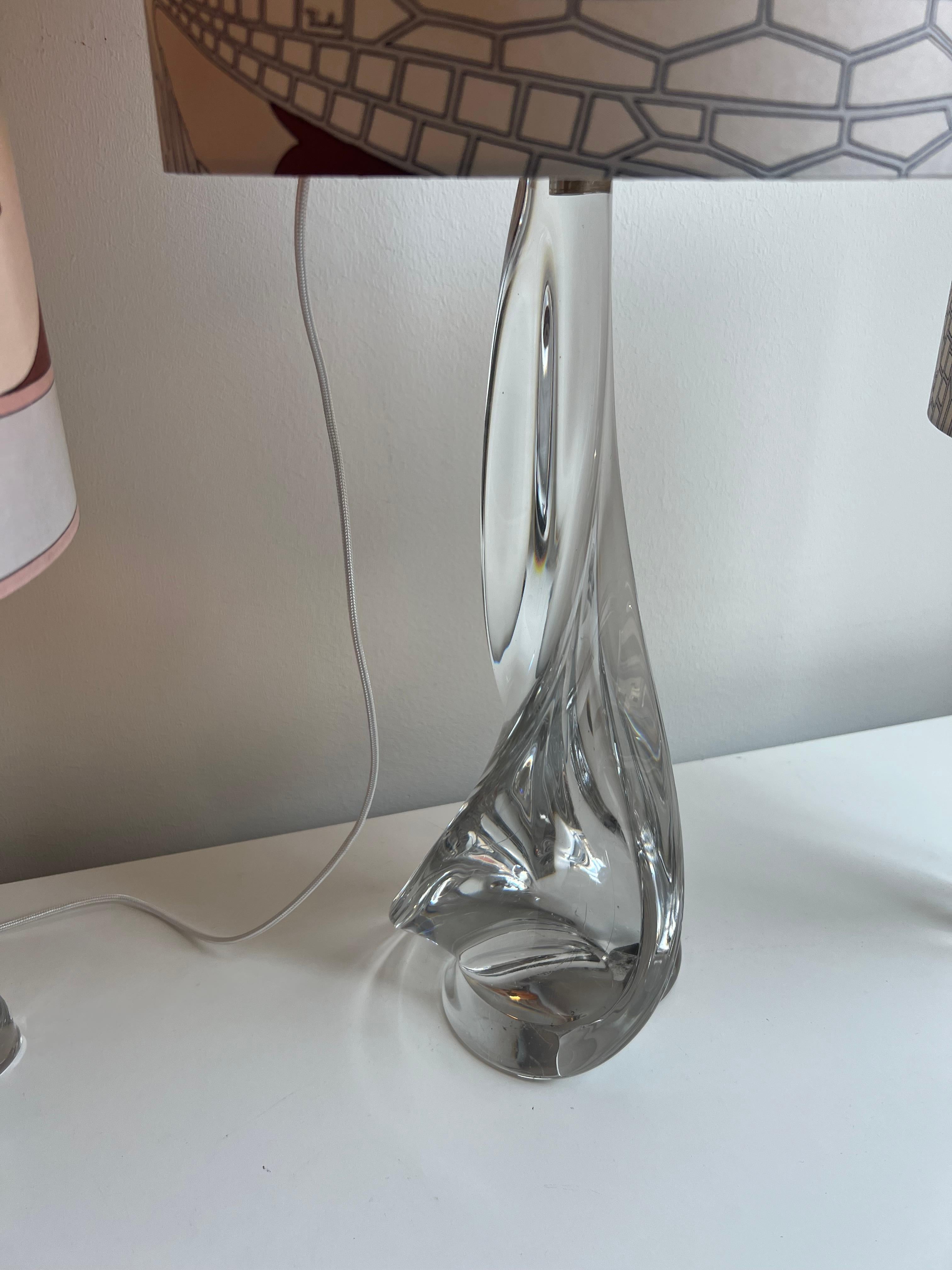 International Style Lampada da tavolo Saint Louis a batteria con paralume in seta Pucci vintage Col. MOP in vendita