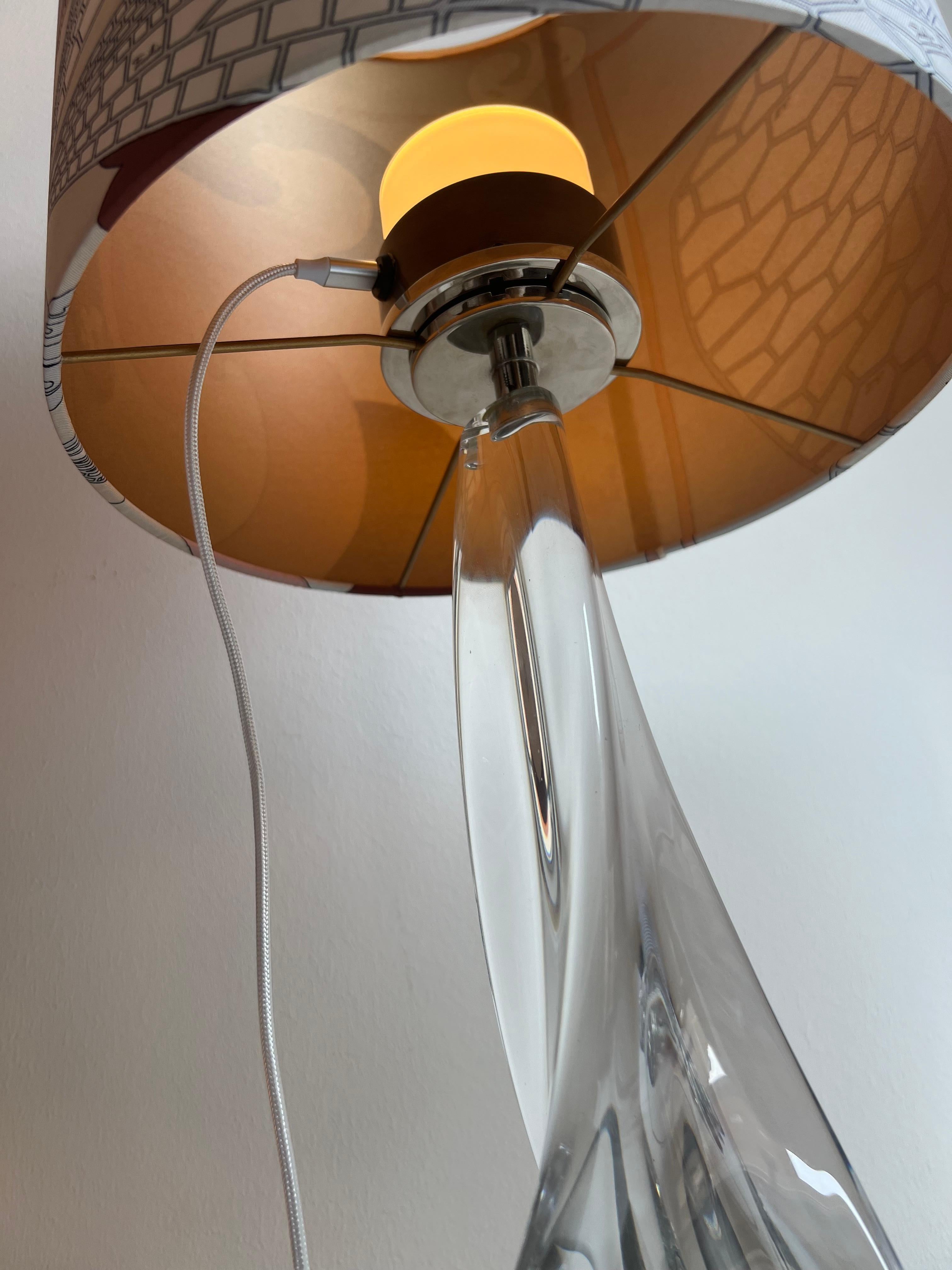 Tedesco Lampada da tavolo Saint Louis a batteria con paralume in seta Pucci vintage Col. MOP in vendita