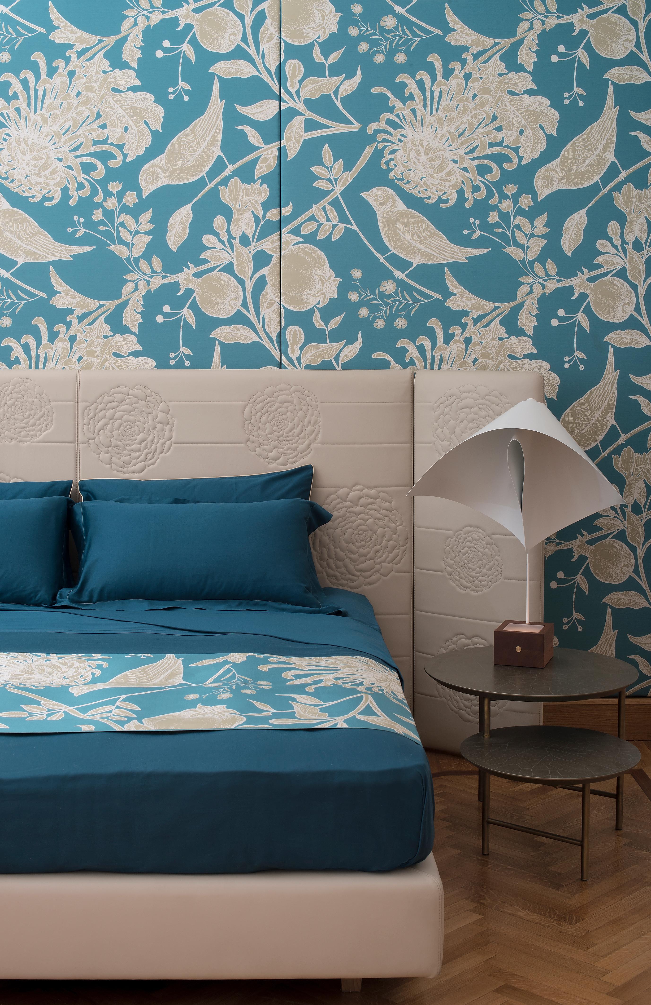 Ce superbe ensemble pour le lit fait partie de la série Cordonetto. Il se distingue par ses couleurs vives et un décor cousu ton sur ton qui court parallèlement au périmètre de ses pièces. Complément polyvalent d'un lit classique ou contemporain,