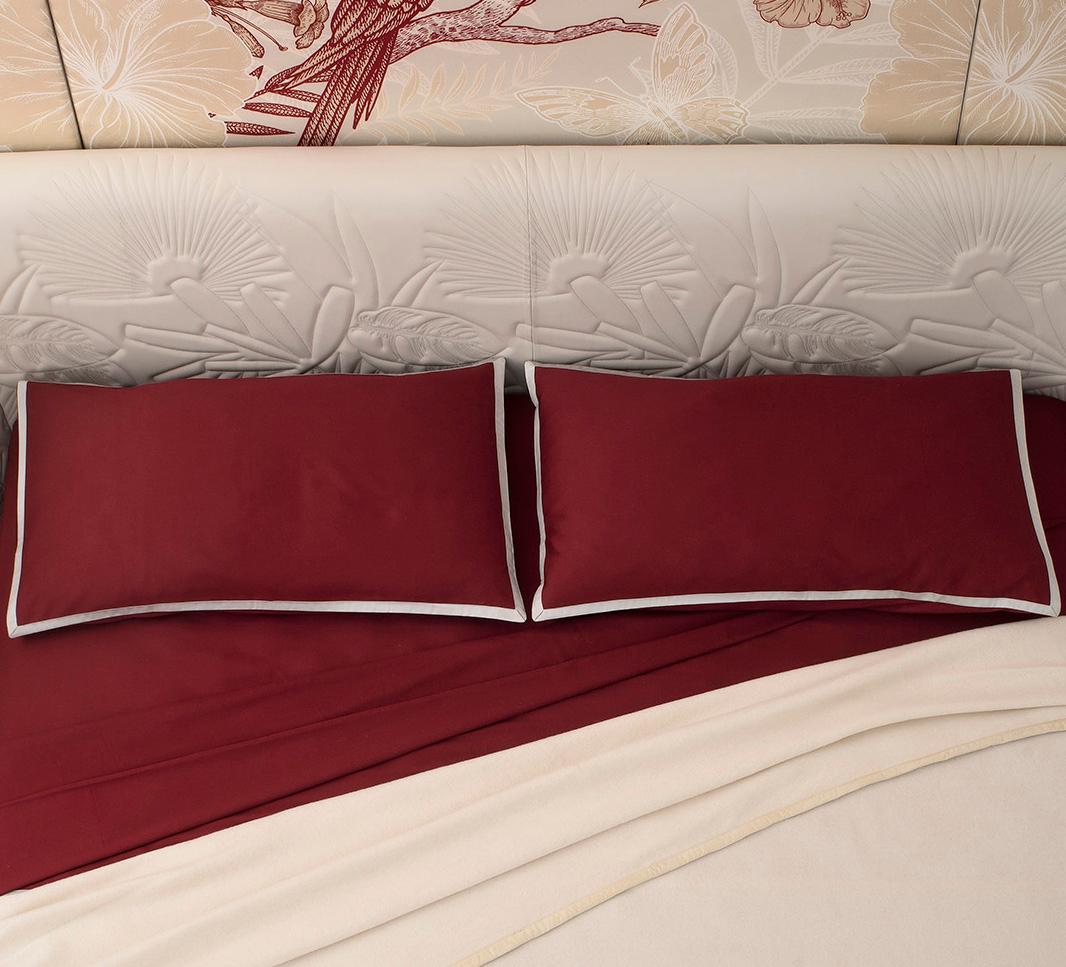 Moderne Le lit « Cordonetto » en lin rouge en vente