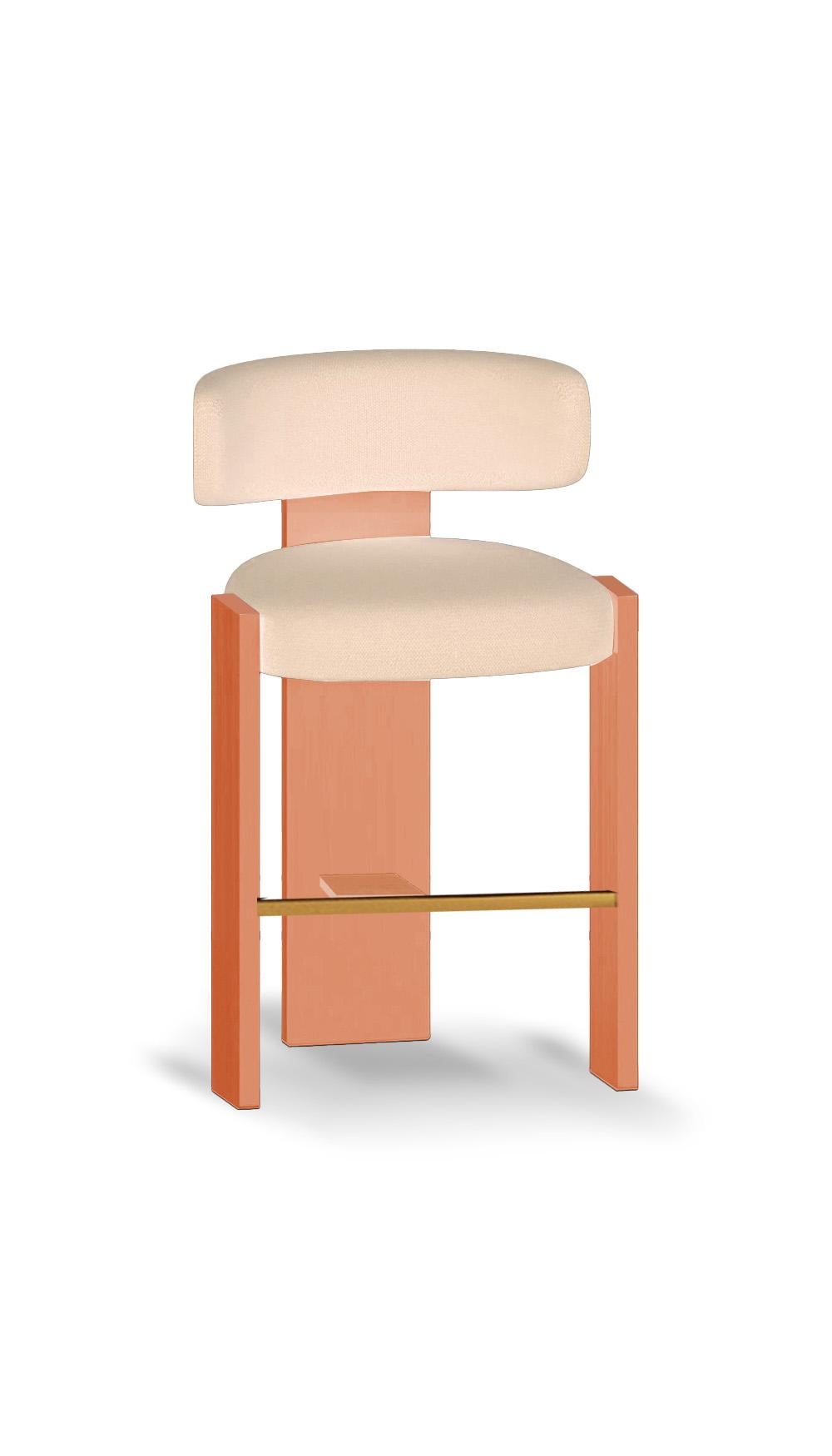 La sedia da bar Core unisce il rigore architettonico alla morbidezza scultorea. Con la sua robusta struttura geometrica in Oak e lo schienale imbottito dolcemente curvo, offre struttura e comfort. Il dettaglio del poggiapiedi in ottone aggiunge un