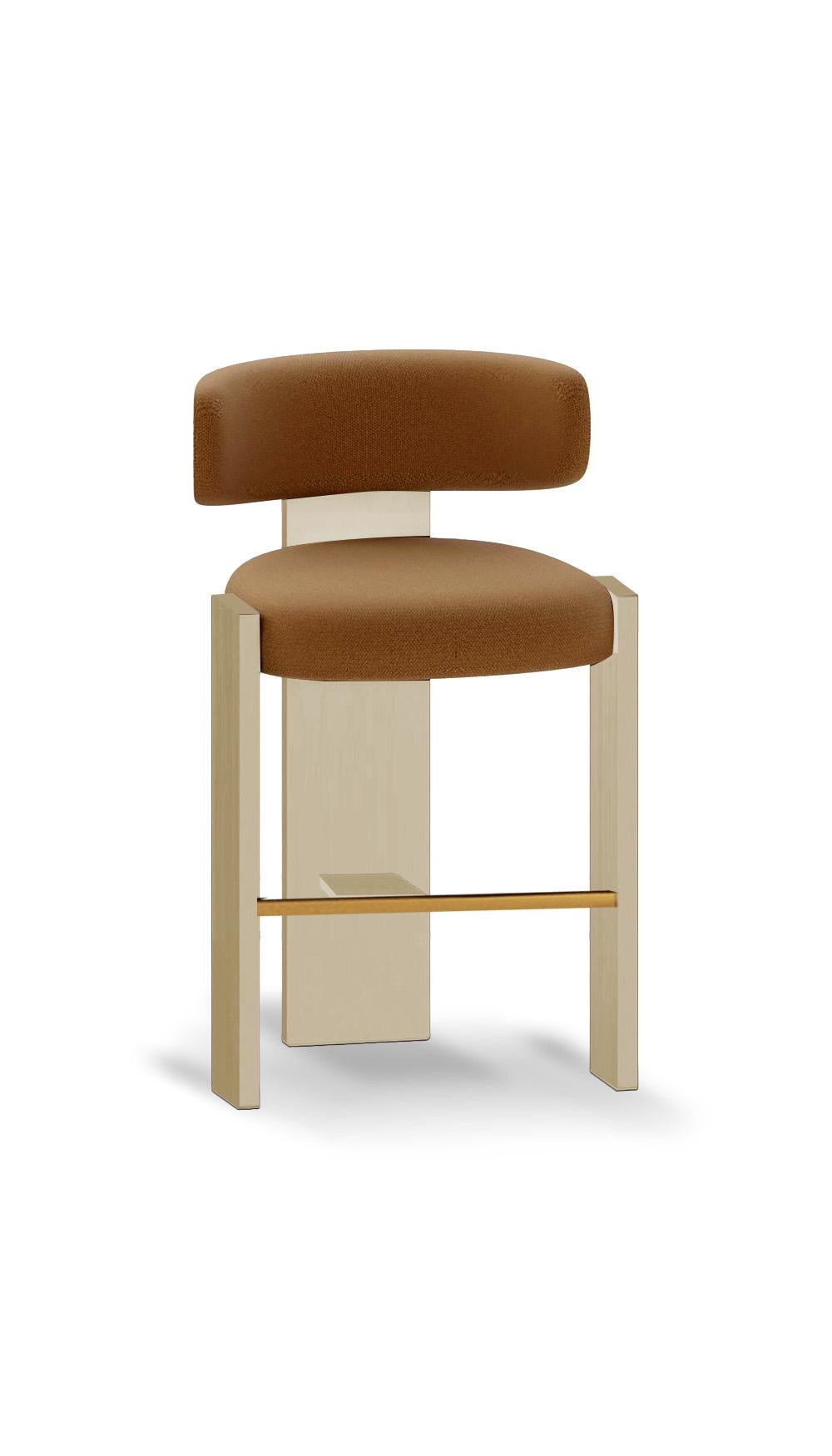 Der Core Bar Chair verbindet architektonische Strenge mit skulpturaler Weichheit. Mit seinem starken, geometrischen Eichengestell und der sanft geschwungenen, gepolsterten Rückenlehne bietet er sowohl Struktur als auch Komfort. Die Fußstütze aus