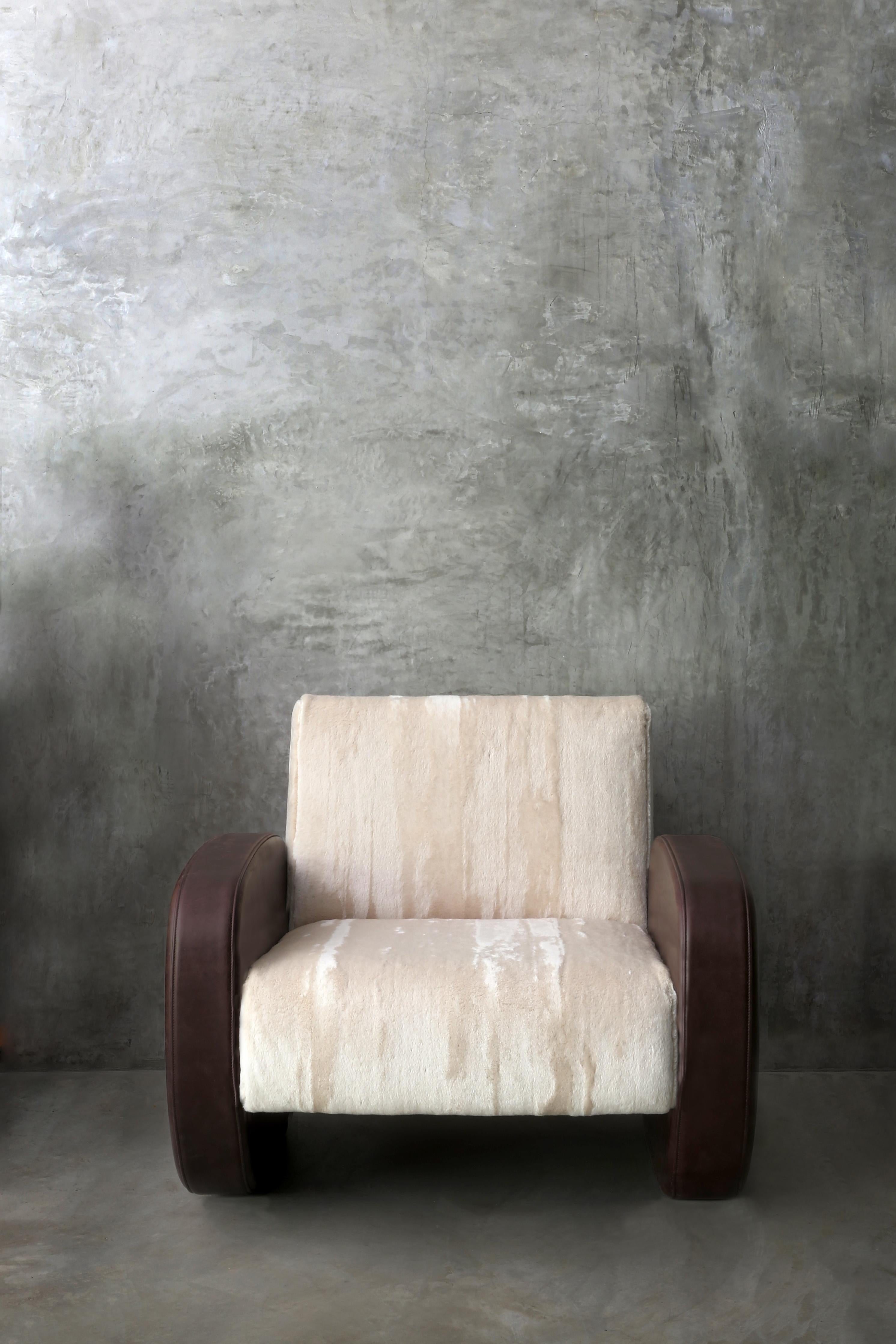 Apoyabrazos tapizados en piel Corè y sillón de lana Orsetto by Casa Casati
Dimensiones: P 78 x An 88 x Al 72 cm. SH: 40 cm. 
Materiales: Madera de haya, contrachapado marino, poliuretano, fibra de poliéster, espuma, algodón, termoplástico, metal,