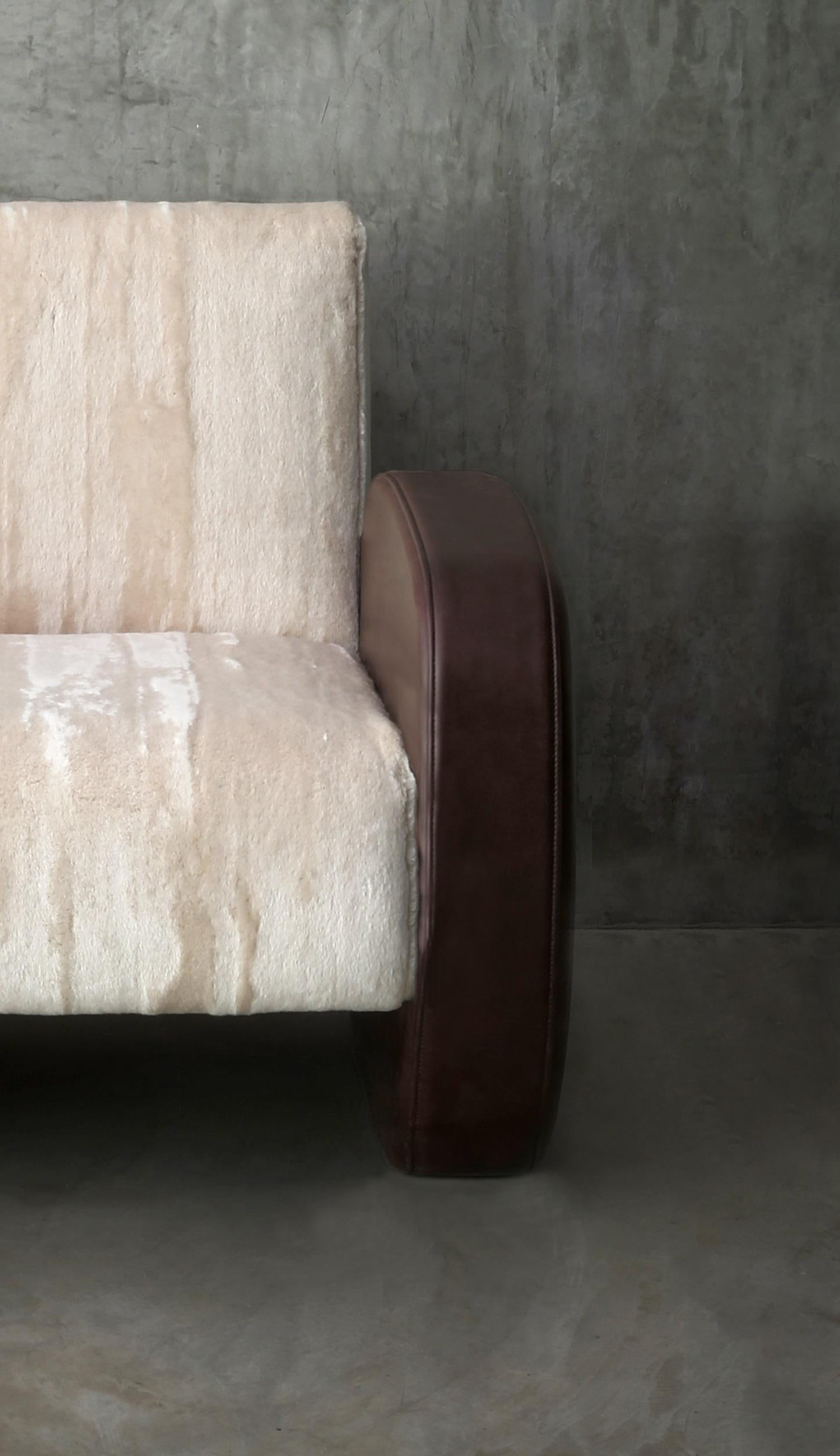 Apoyabrazos de piel color burdeos y sillón de lana beige claro by Casa Casati Italiano en venta