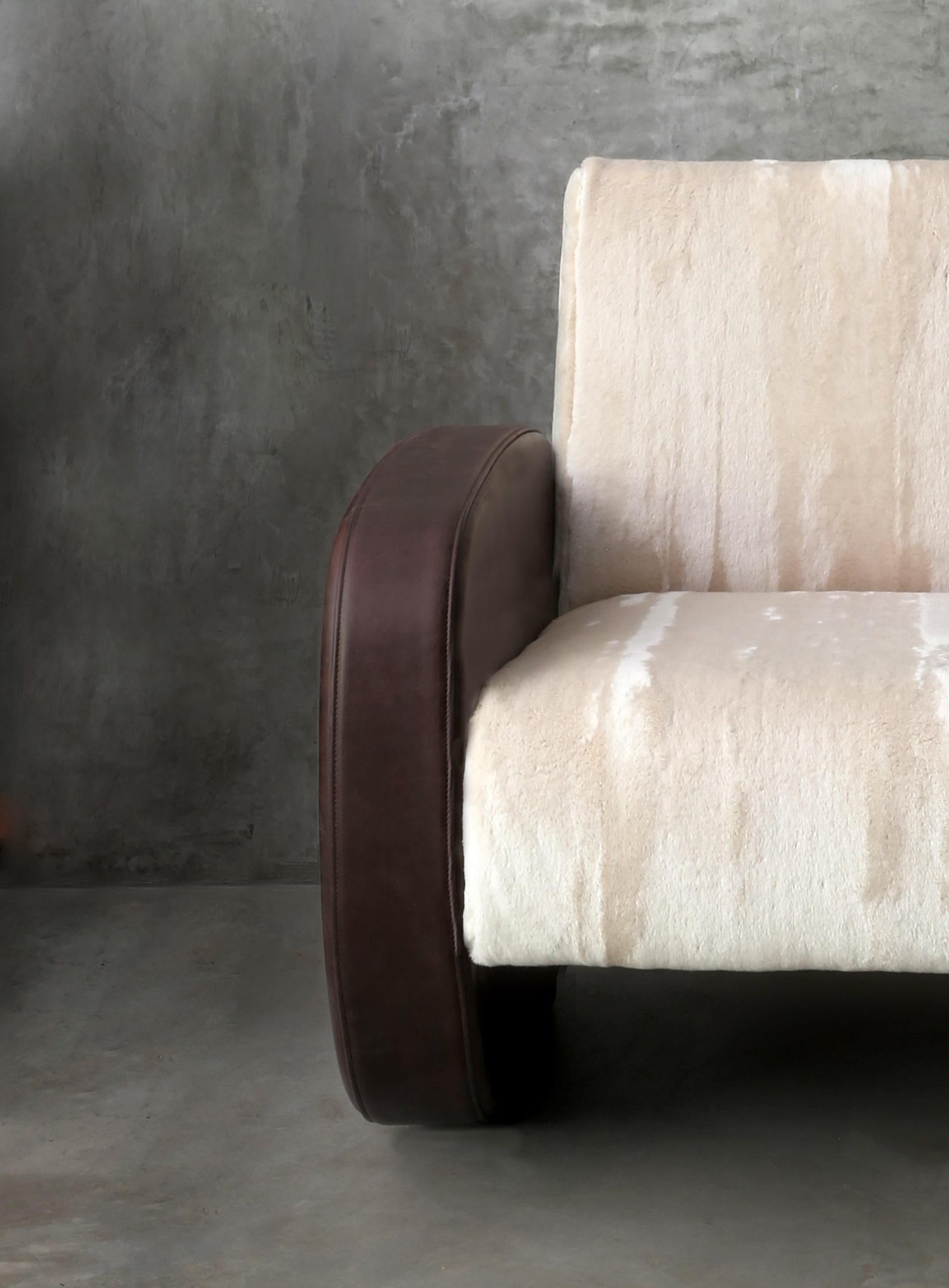 Apoyabrazos de piel color burdeos y sillón de lana beige claro by Casa Casati Otro en venta