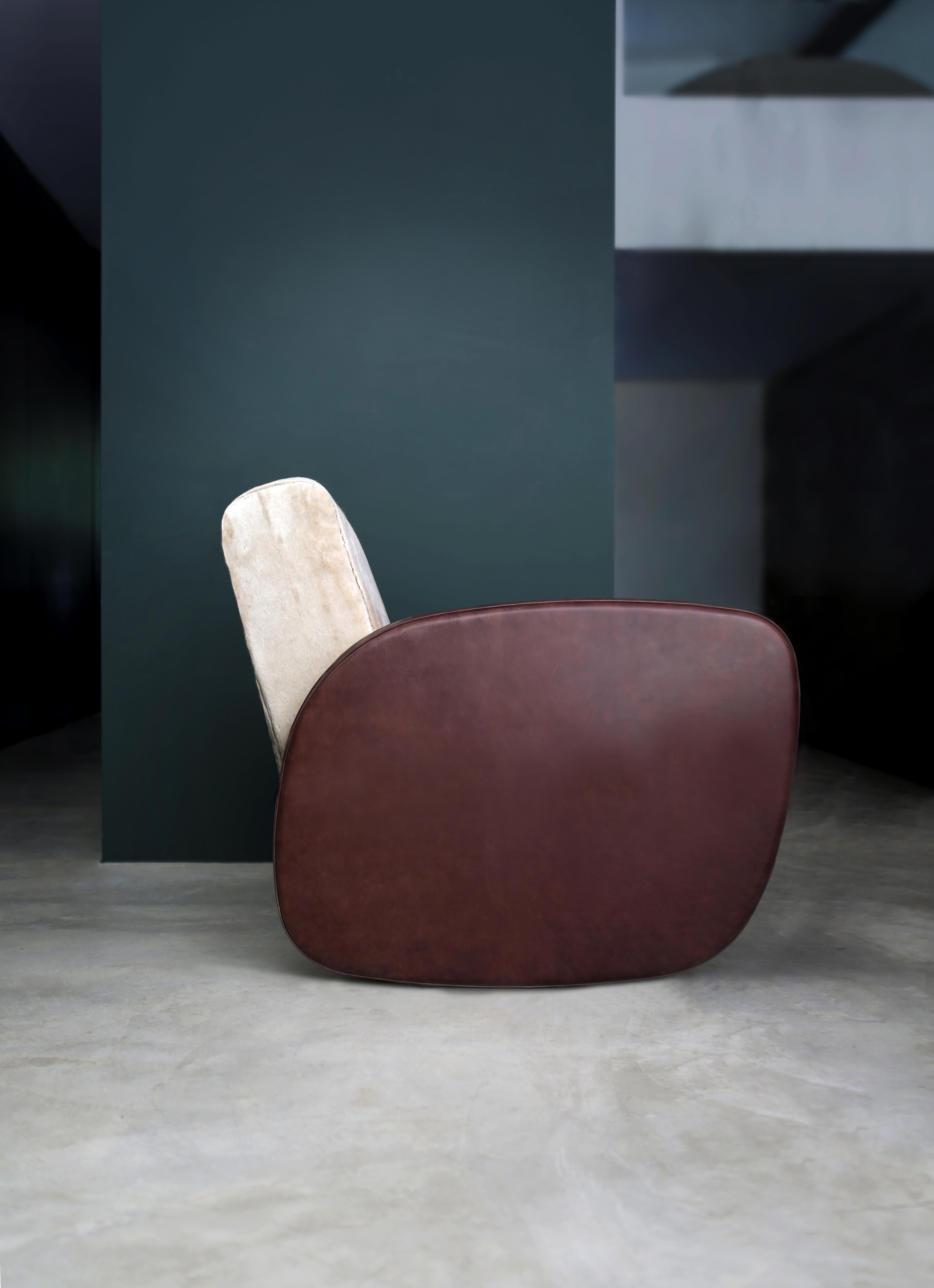 Apoyabrazos de piel color burdeos y sillón de lana beige claro by Casa Casati Siglo XXI y contemporáneo en venta