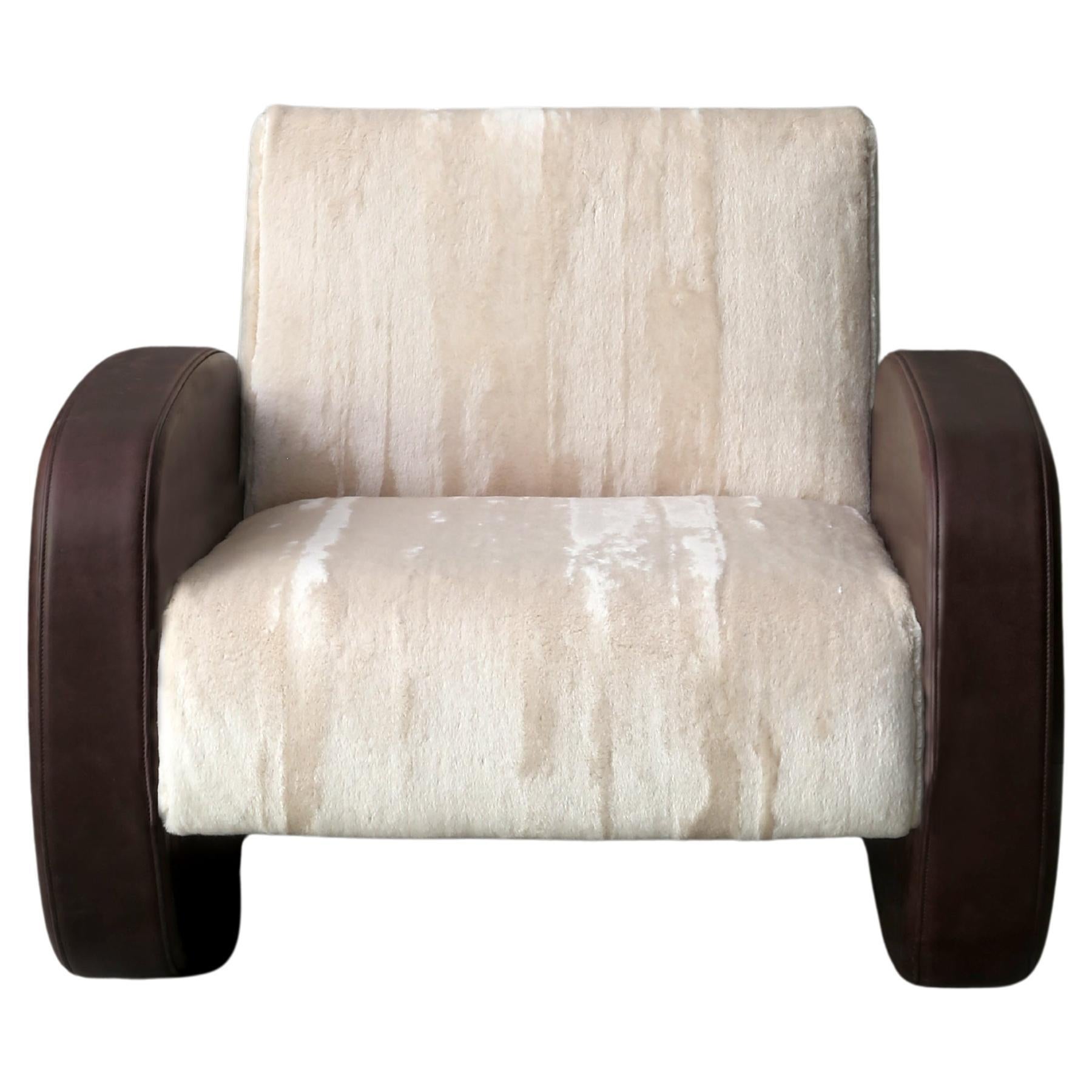 Apoyabrazos de piel color burdeos y sillón de lana beige claro by Casa Casati en venta