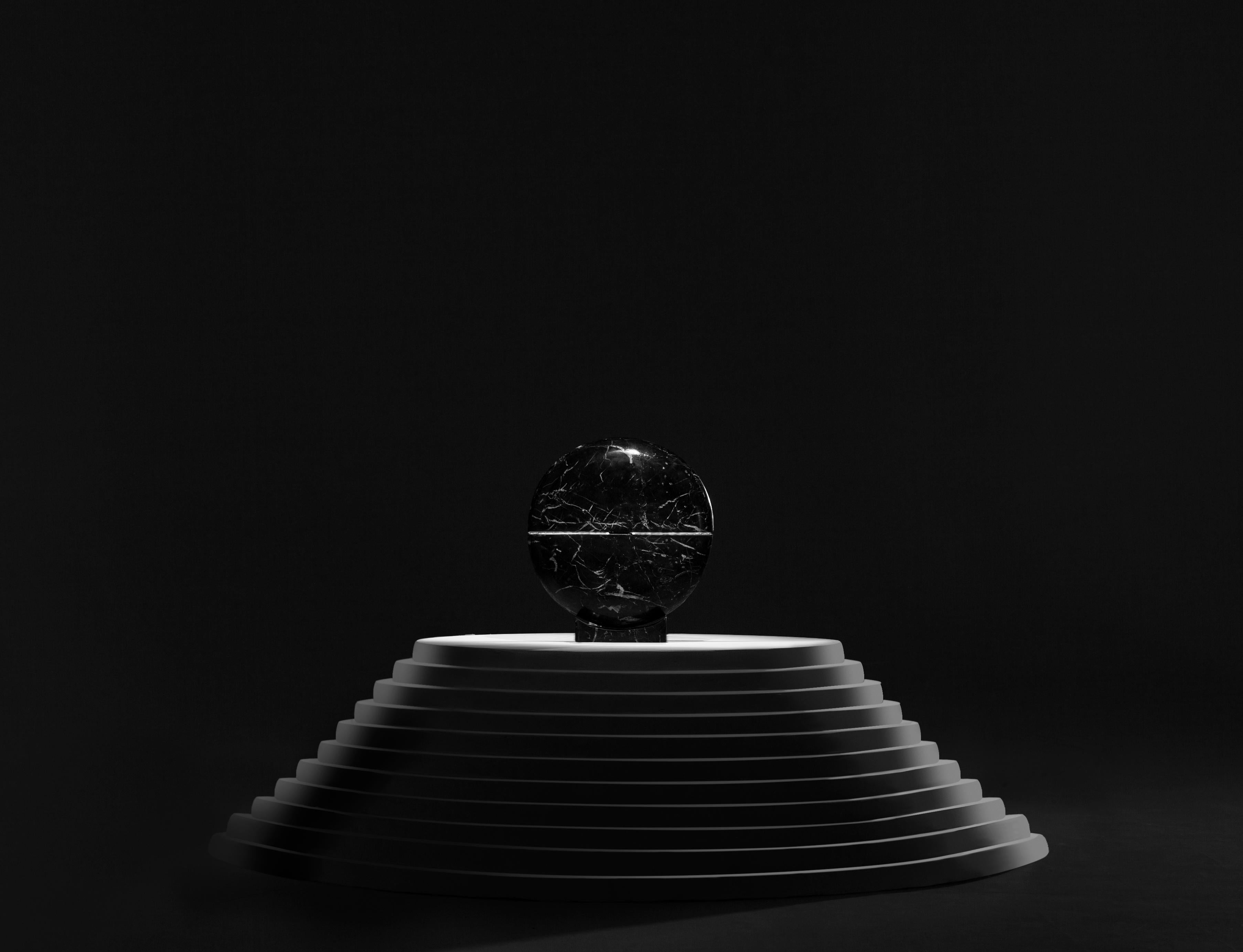 Moderne Lampe de table en marbre Core de Carlos Aucejo en vente