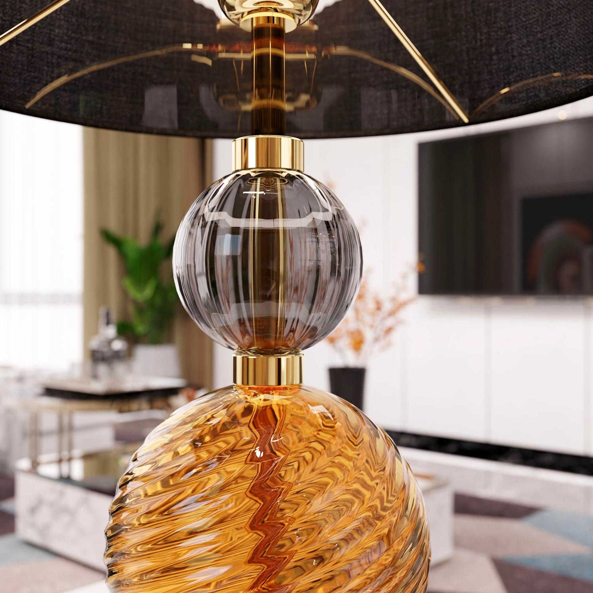 Corelli ist eine Tischleuchte mit LED-Licht.
Raffiniertes Design für eine moderne Lampe aus geblasenem Glas.

Diese Lichtkreation wird von Glasmachermeistern nach alten, geheimen Traditionen, die seit Jahrhunderten von Vater zu Sohn weitergegeben