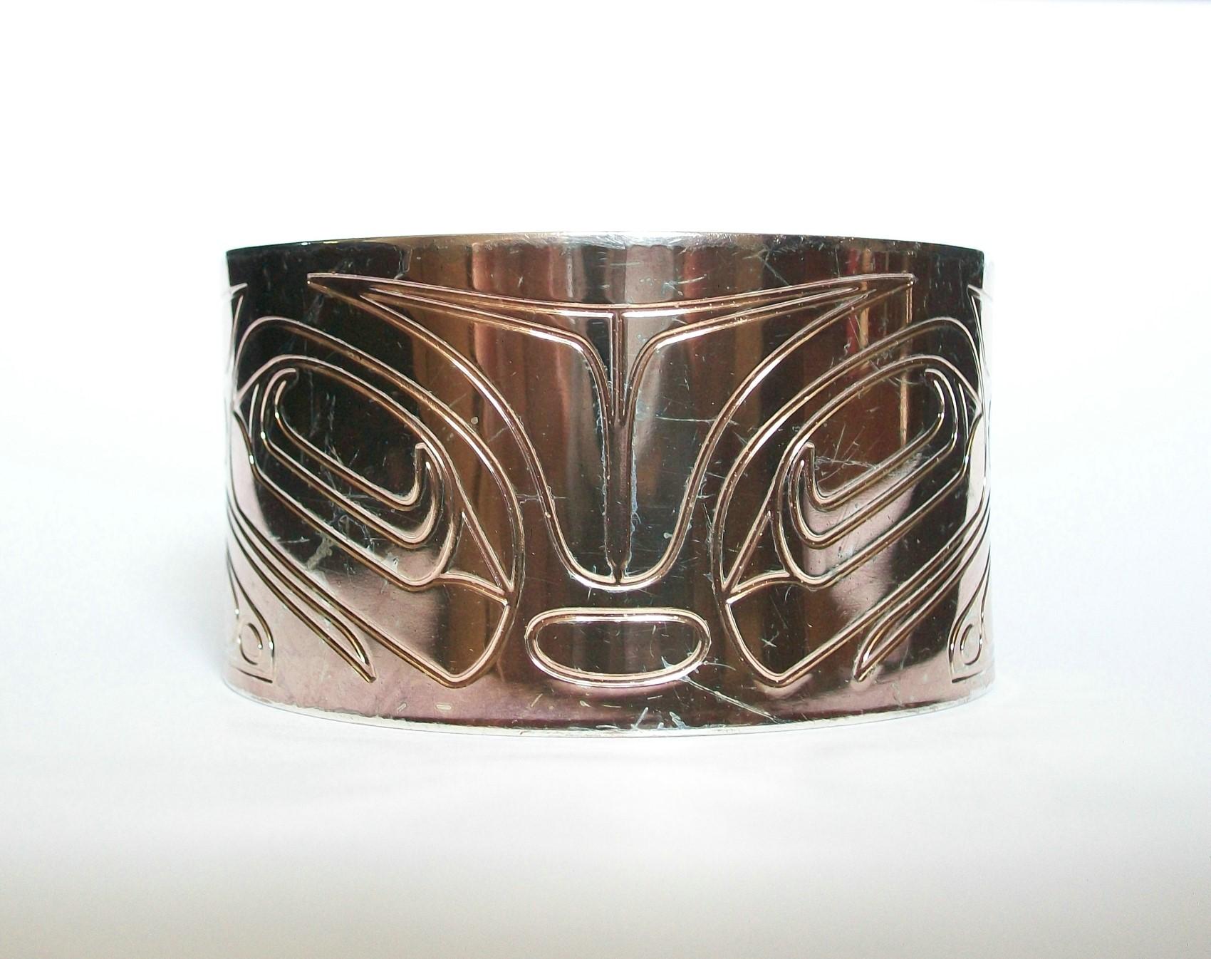 Corey W. Moraes - Bracelet manchette Raven en métal blanc, Tsimshian, Canada, vers 2000 Unisexe en vente