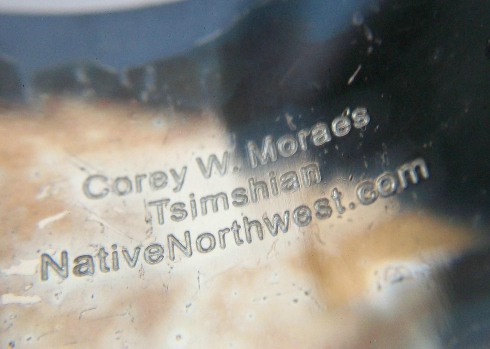 Corey W. Moraes - Tsimshian, Raven-Manschettenarmband aus weißem Metall, Kanada, um 2000 im Angebot 4