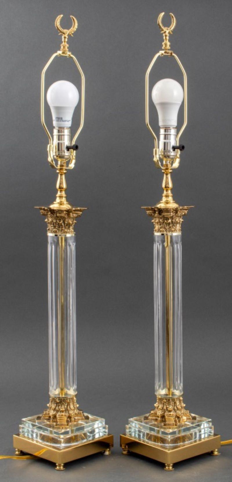Paar korinthische Tischlampen in Form einer Säule aus Messing und Glas.  33
