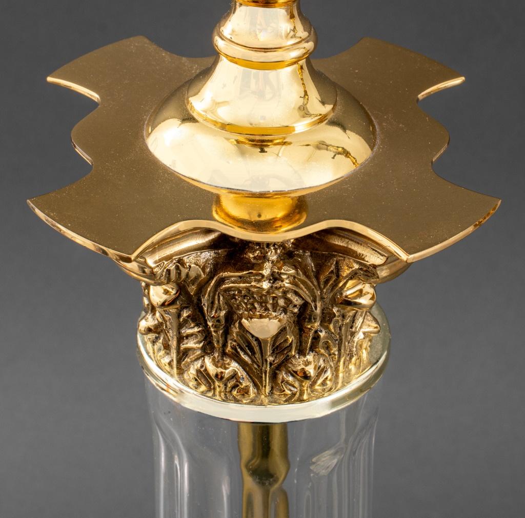 Korinthische Tischlampen aus Messing und Glas, Paar (Moderne der Mitte des Jahrhunderts) im Angebot
