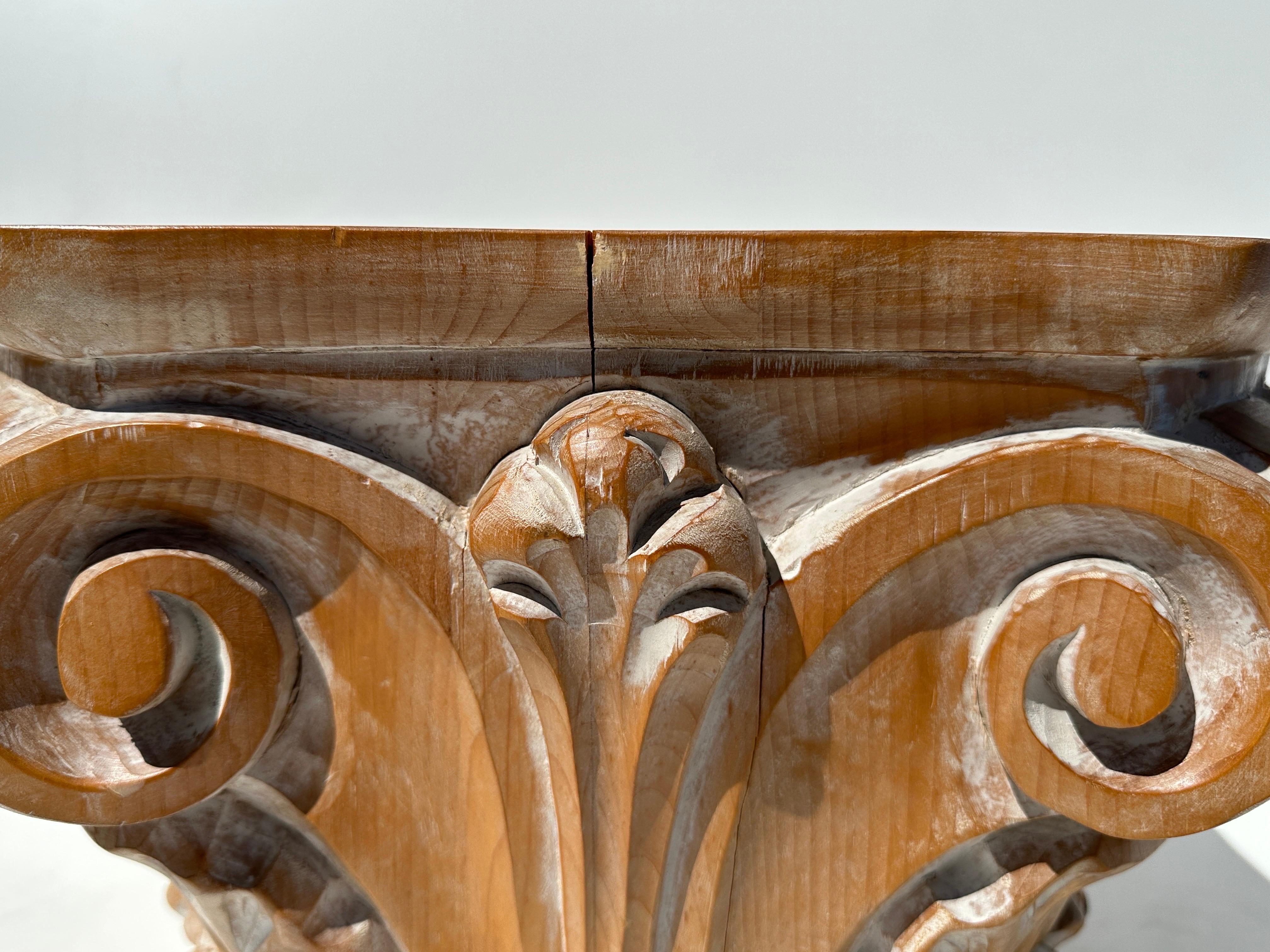 Table d'appoint Corinthian Capital en vente 4