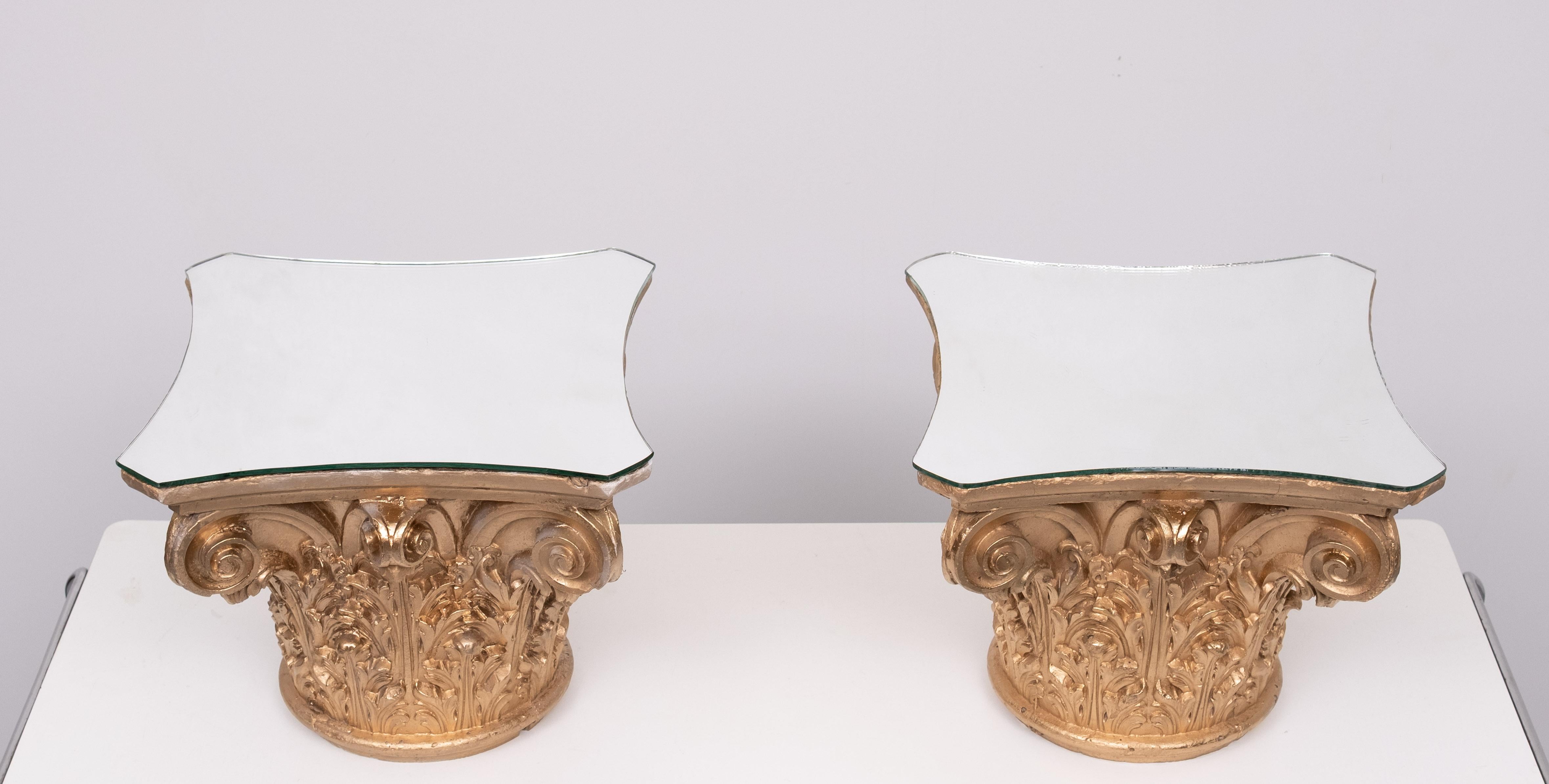 Fügen Sie einen klassischen Touch zu Ihrem Dekor mit diesem gegossenen Gips korinthischen Kapitell Tische mit einem Gold-Finish und feinen Mirror  oben. The Mirror  Die Platte kann leicht abgenommen werden, wenn Sie diesen Tisch in eine Lampe oder