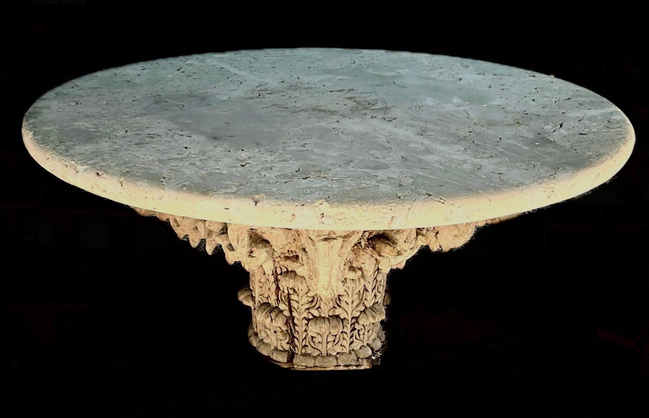 Korinthischer geschnitzter Pedestal-Mitteltisch mit Muschelsteinplatte im Angebot 3