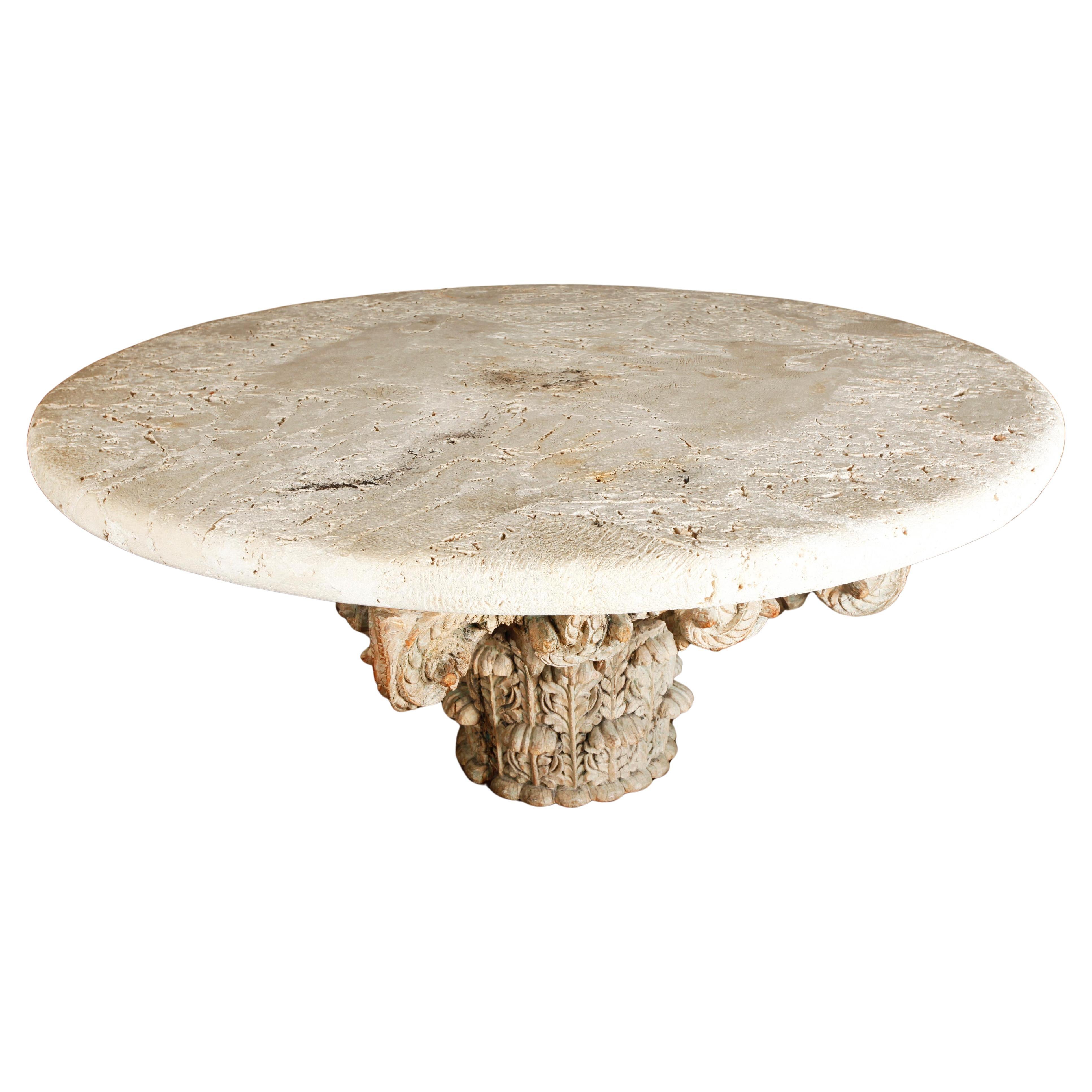 Großer korinthischer geschnitzter Holzsockeltisch mit Muschelsteinplatte und Holzsockel. Die Platte ist sehr schwer und aus Muschelstein, während der Sockel aus kunstvoll geschnitztem Holz mit einem Blatt- und Rankenmotiv besteht. Der Sockel