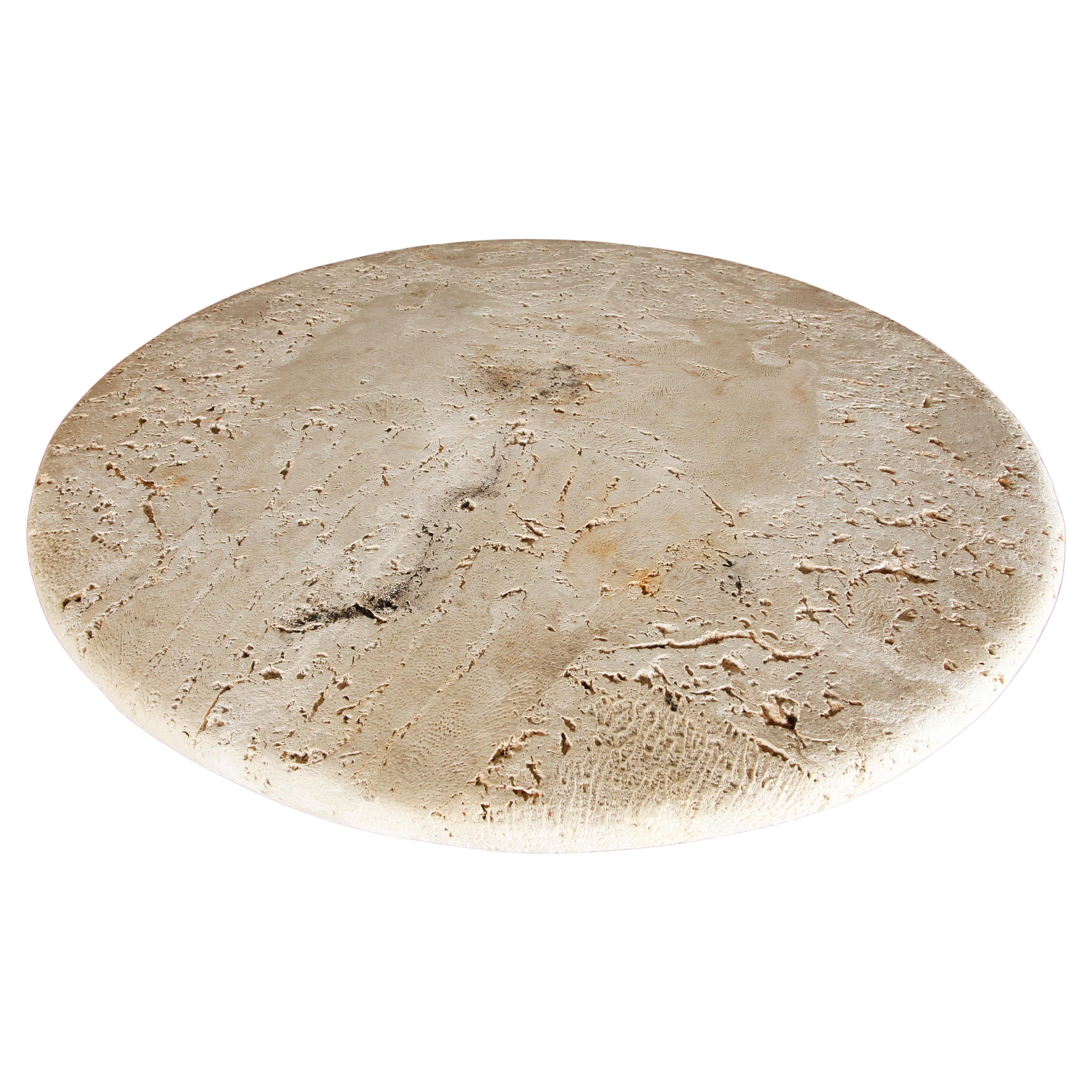 Korinthischer geschnitzter Pedestal-Mitteltisch mit Muschelsteinplatte (Neugriechisch) im Angebot