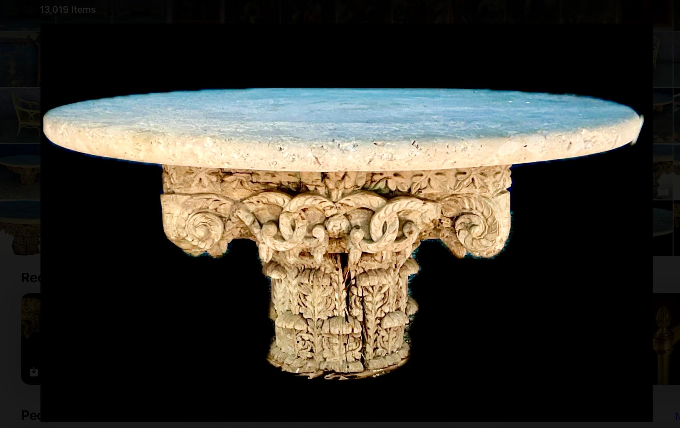 Korinthischer geschnitzter Pedestal-Mitteltisch mit Muschelsteinplatte (Kunststein) im Angebot