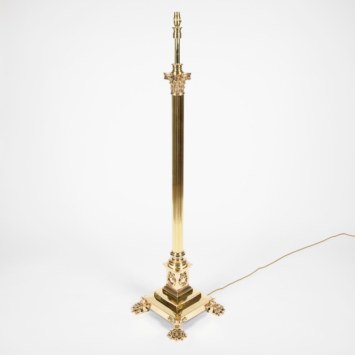 A telescopic brass Corinthian column standard lamp, Hinks pattern, circa 1890.

Adjustable height: The height in the photograph is : 5 foot. - 153 cm.

Rewired and tested. 

James Hinks & Son, Crystal Lamp Works, Great Hampton Street,