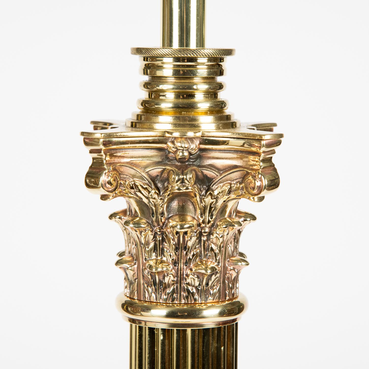 Anglais Lampe standard télescopique à colonne corinthienne en laiton en vente