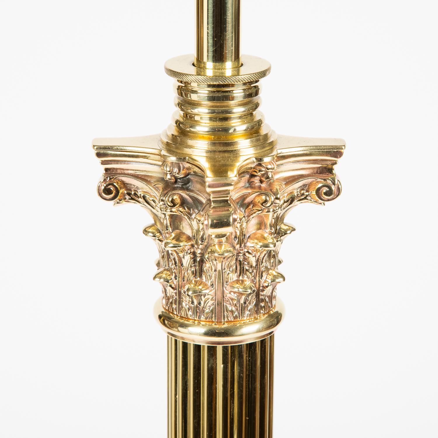 Corinthian Column Brass Telescopic Standard Lamp In Good Condition For Sale In London, GB