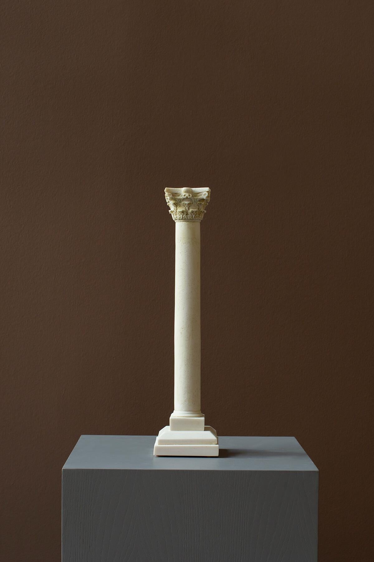 Korinthischer Säulen-Kerzenhalter 'Set von 2' Kompositionsstatue aus Marmor pulverbeschichtetem Marmor (Klassisch-griechisch) im Angebot