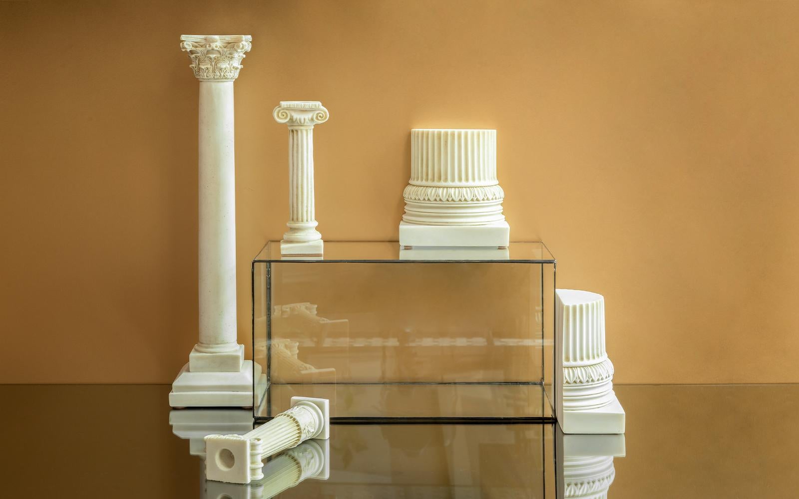 Korinthischer Säulen-Kerzenhalter 'Set von 2' Kompositionsstatue aus Marmor pulverbeschichtetem Marmor (Gegossen) im Angebot