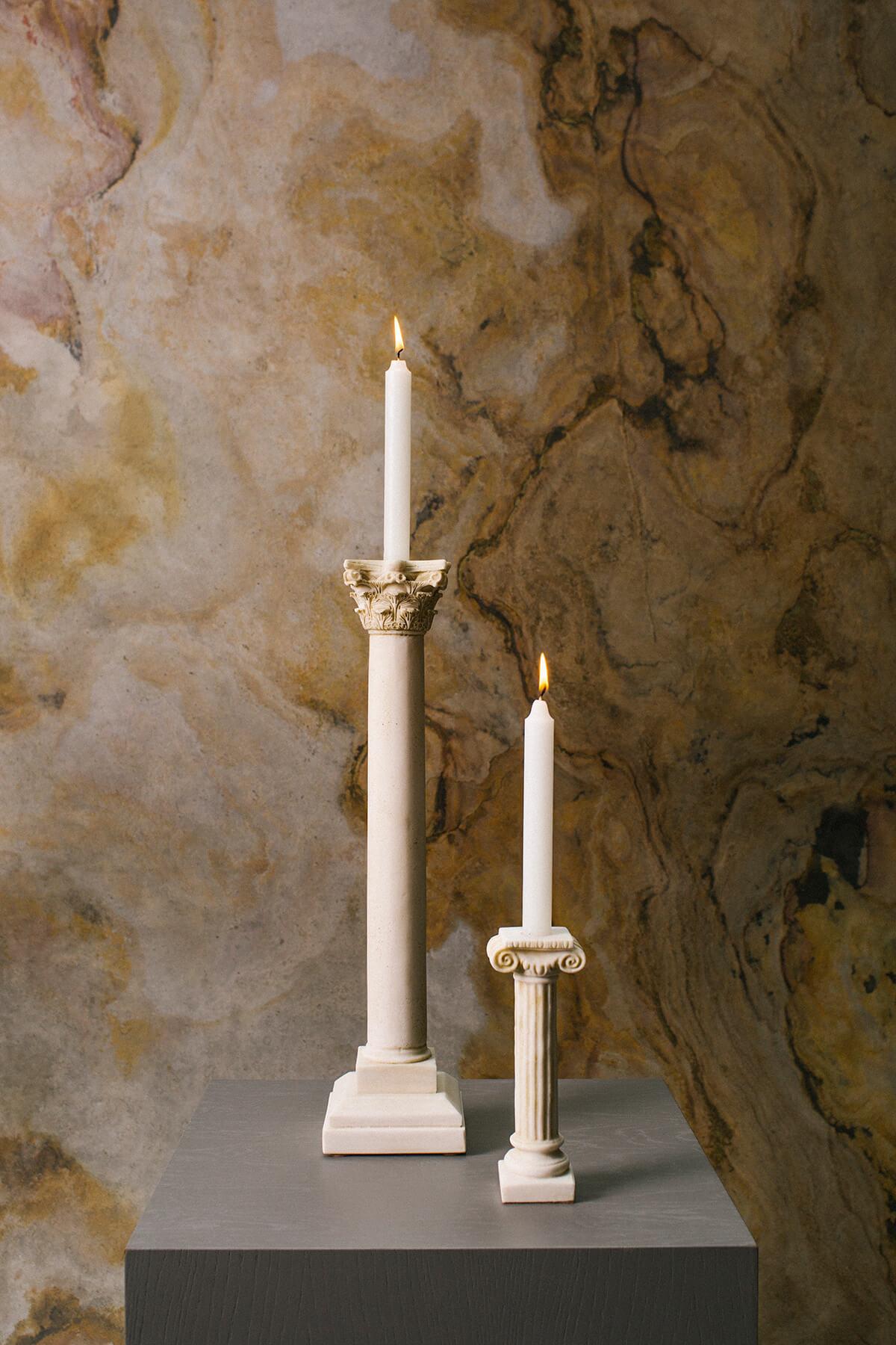 Korinthischer Säulen-Kerzenhalter 'Set von 2' Kompositionsstatue aus Marmor pulverbeschichtetem Marmor (Bildhauermarmor) im Angebot