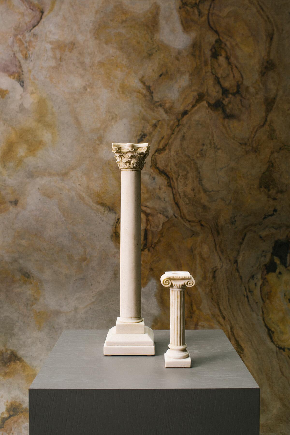 Korinthischer Säulen-Kerzenhalter 'Set von 2' Kompositionsstatue aus Marmor pulverbeschichtetem Marmor im Angebot 1