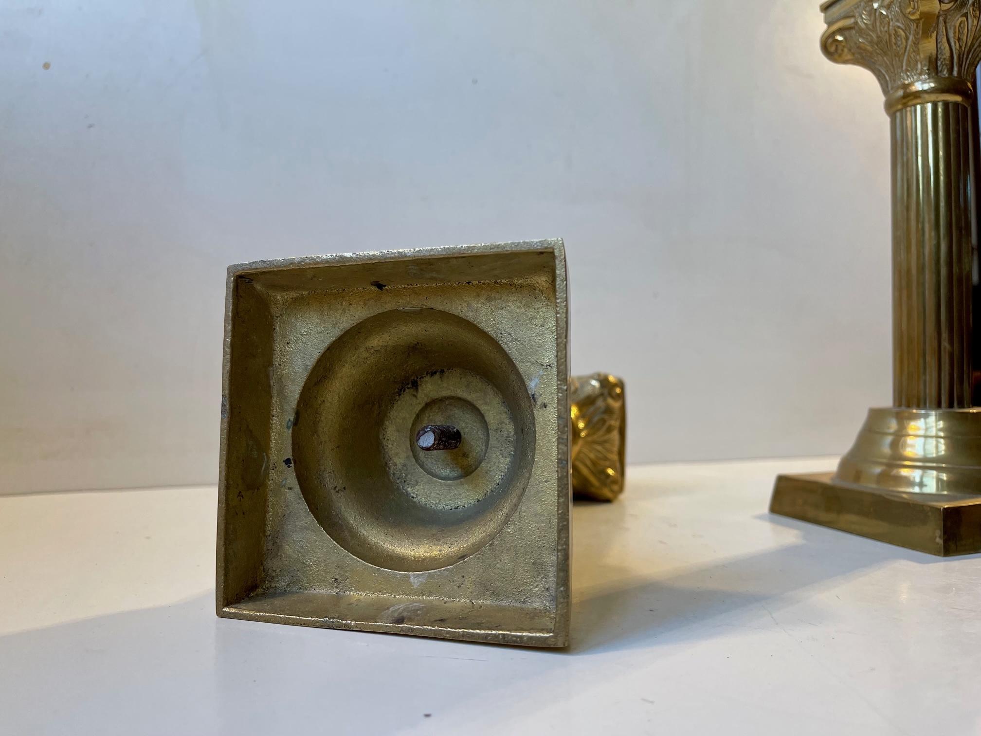 Candelieri a colonna corinzia in ottone in vendita 1
