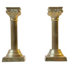 Candeleros de columna corintia de latón