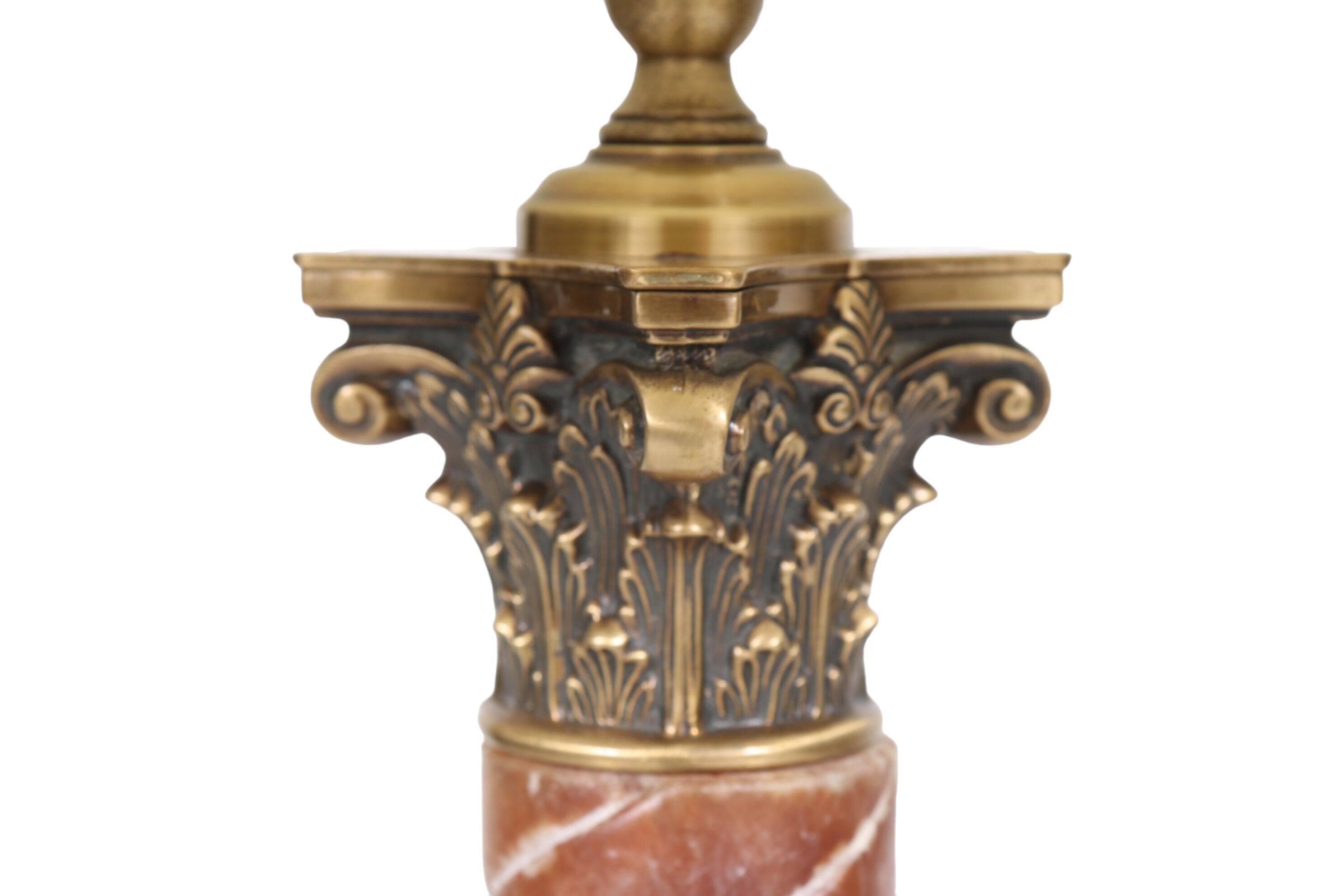 20ième siècle Lampe de table à colonne corinthienne en marbre en vente