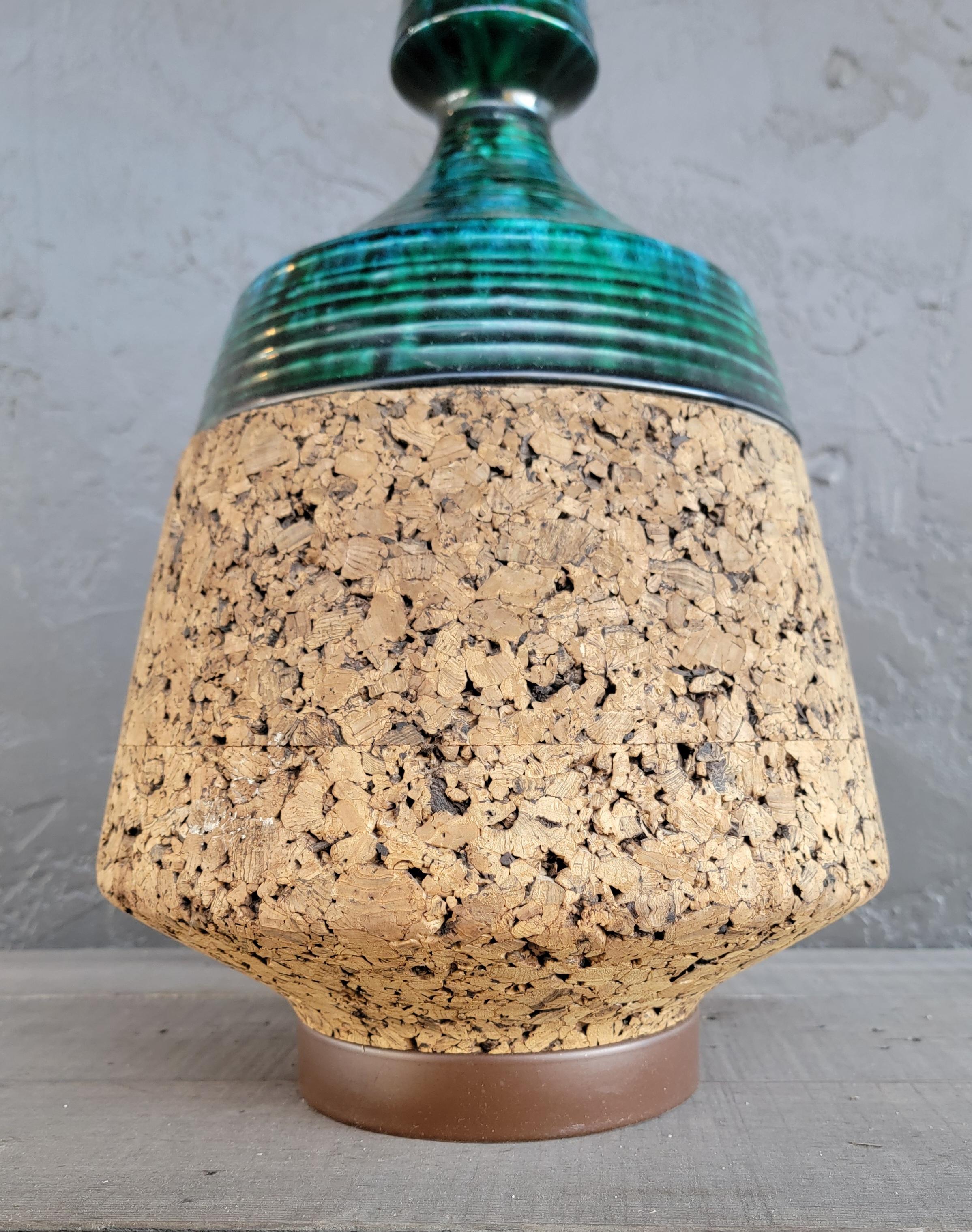 Cork and Ceramic Mid-Century Modern Table Lamp Estadounidense en venta