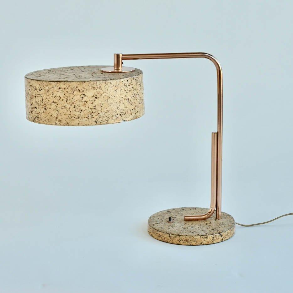 Mid-Century Modern Lampe en liège et cuivre poli Kurt Versen  en vente
