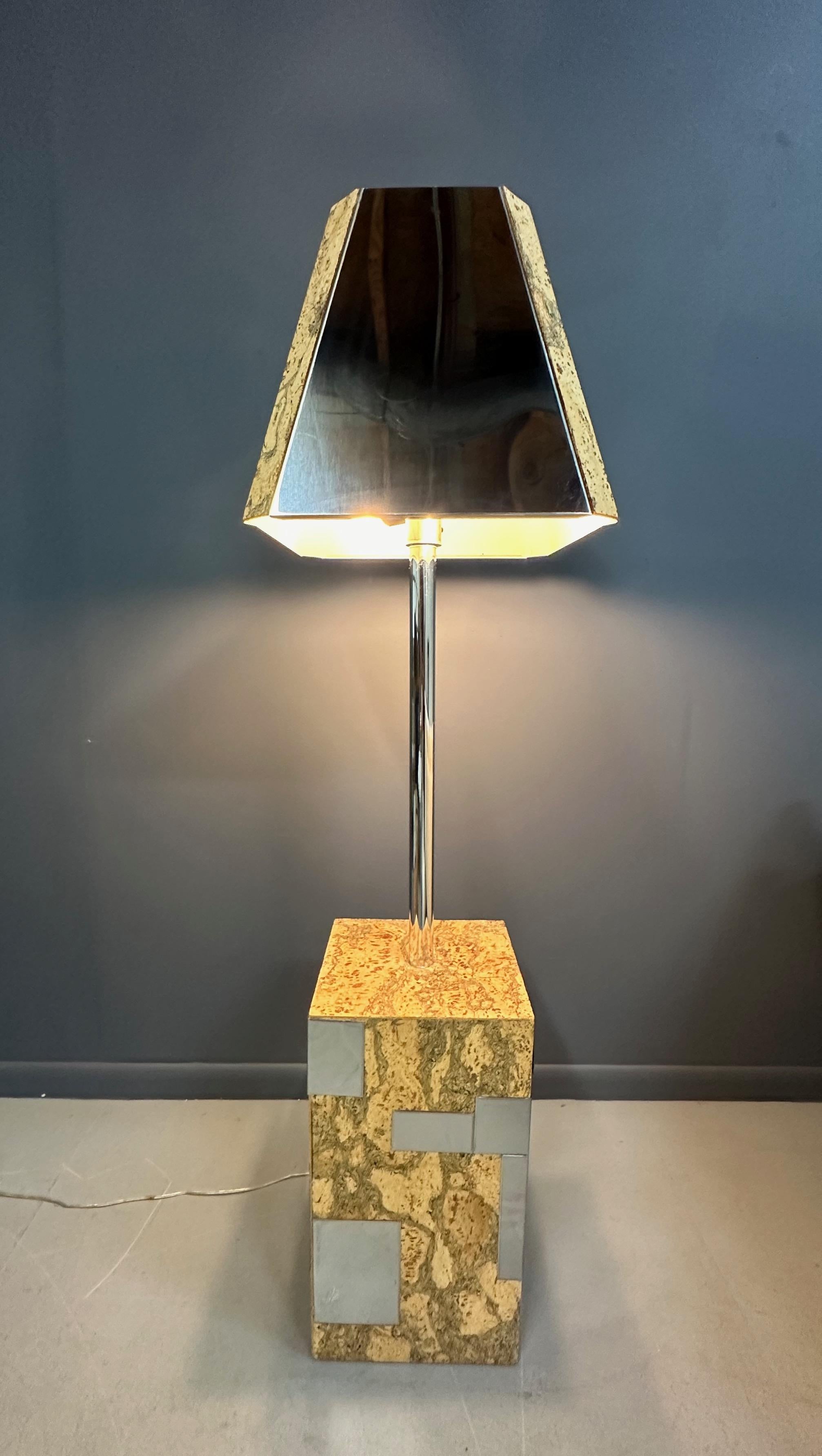 Conçu dans le style du célèbre designer Paul Evans, ce lampadaire allie la chaleur et la texture du liège à l'élégance et à la modernité de l'acier inoxydable. Le résultat est une pièce étonnante qui ajoute à la fois fonctionnalité et style à