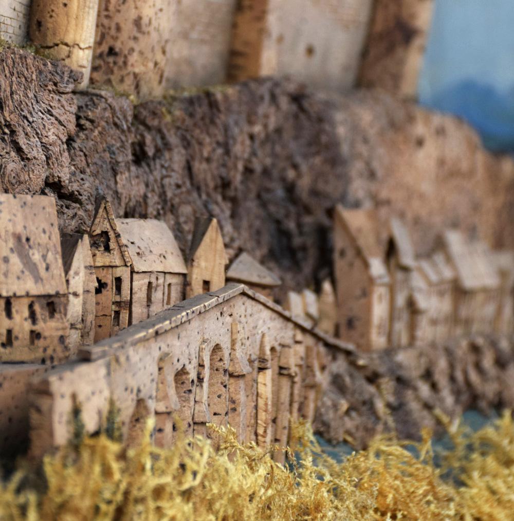 Exquisite cork carved Diorama of Carcassonne (France), circa 1880

This lot is a unique and highly collectable a fine tridimensional / diorama cork carving Carcassonne in France, trees and ramblers behind glass, with a carved wood frame. All