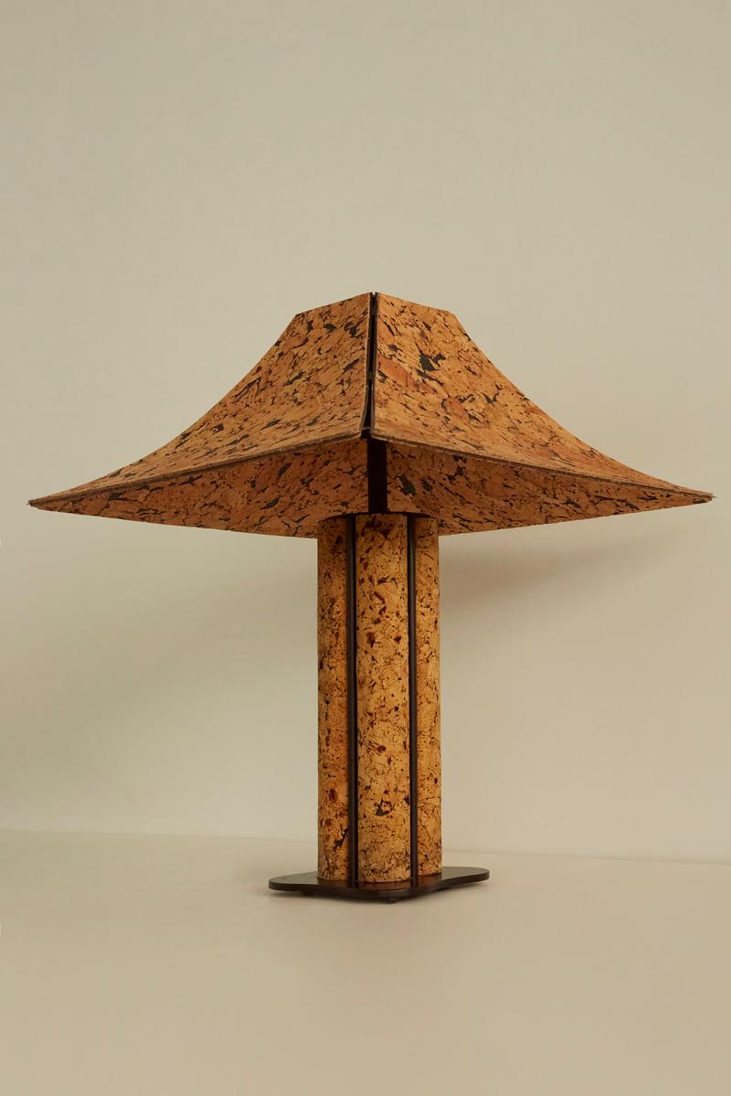 Provenant d'Allemagne, cette lampe de table présente un design unique avec sa base et son abat-jour fabriqués en liège. Les textures naturelles et les tons chauds du matériau liège lui confèrent une esthétique organique distincte, parfaite pour