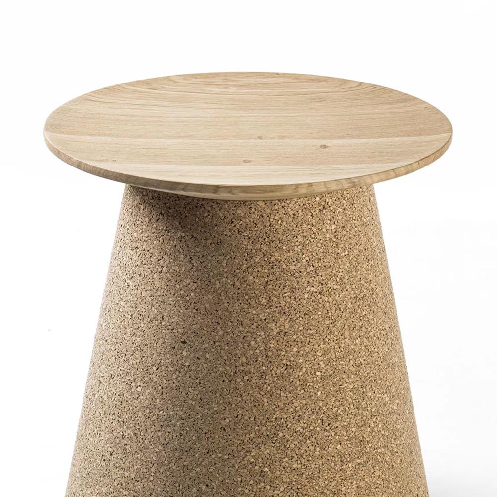 Stool Cork Oak with recycled corks mixed 
with natural glues and with solid oak bevelled 
edges seat.
