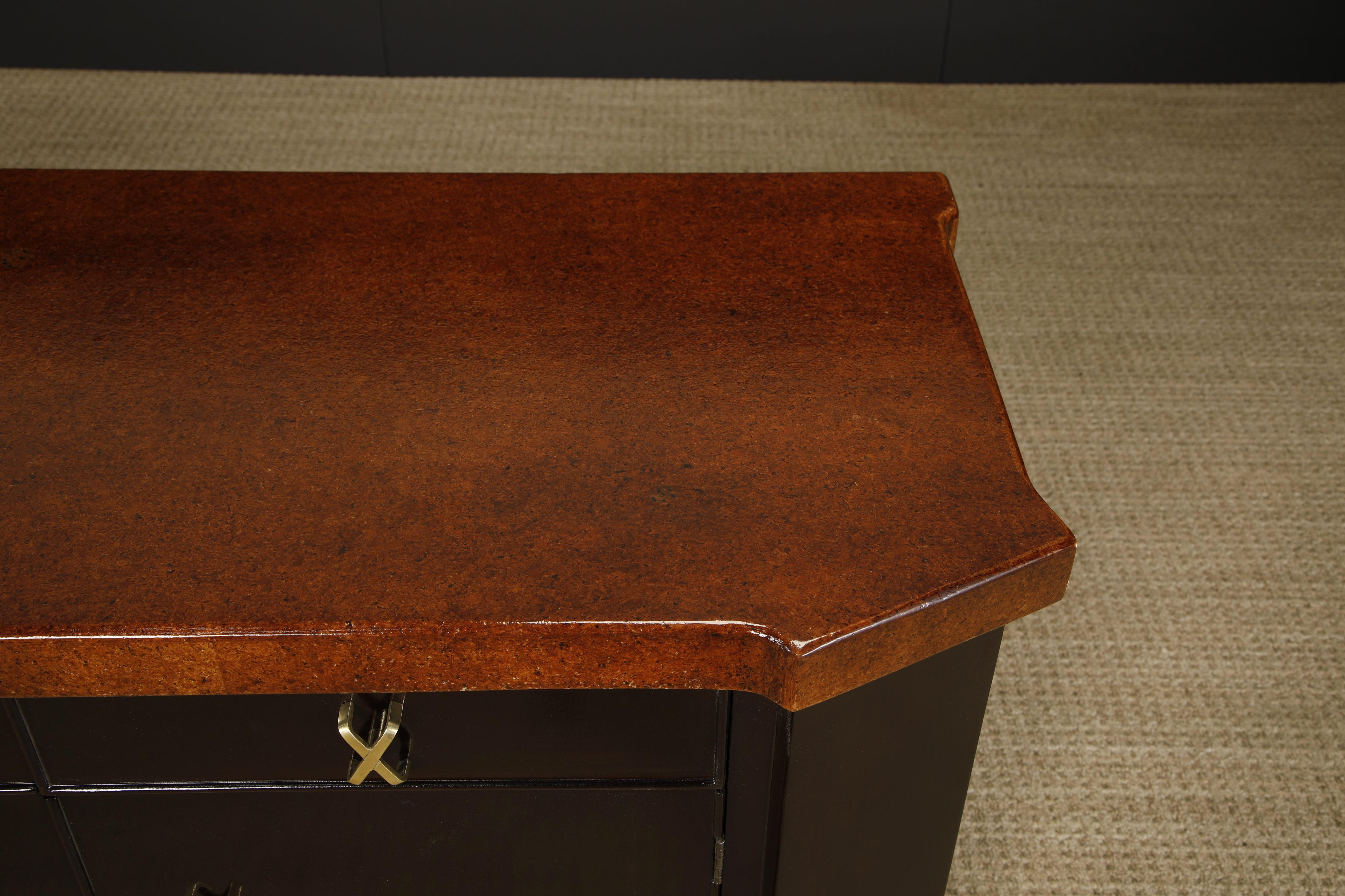 Sideboard/Kommode aus Kork von Paul Frankl für Johnson Furniture, ca. 1950er Jahre, signiert im Angebot 1