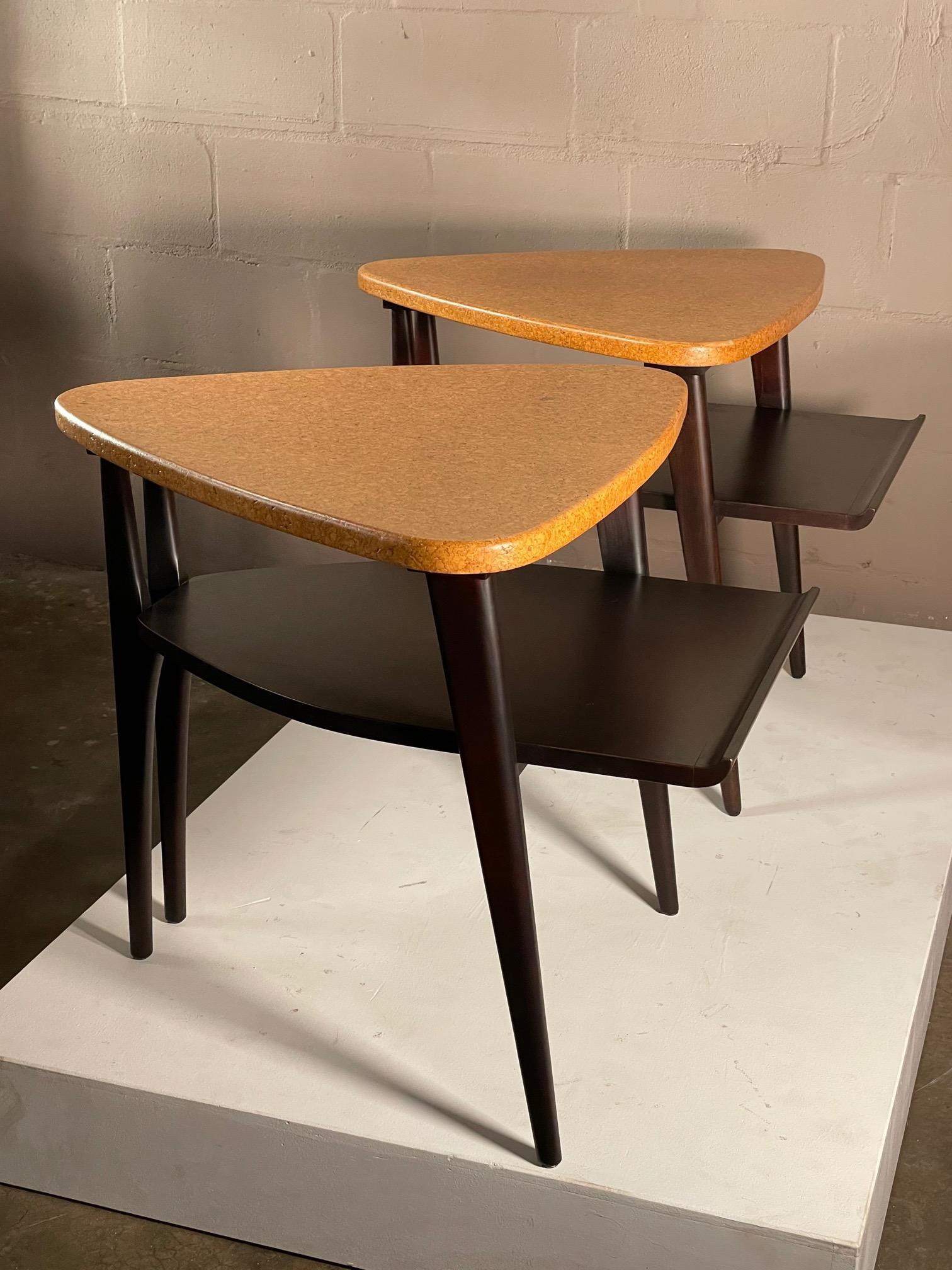 Ein Paar Endtische mit Korkplatte von Paul Frankl für Johnson Furniture, ca. 1950er Jahre. Die dreieckige Platte mit dem vorspringenden unteren Regal ist modern und organisch. Selten als Paar zu finden.