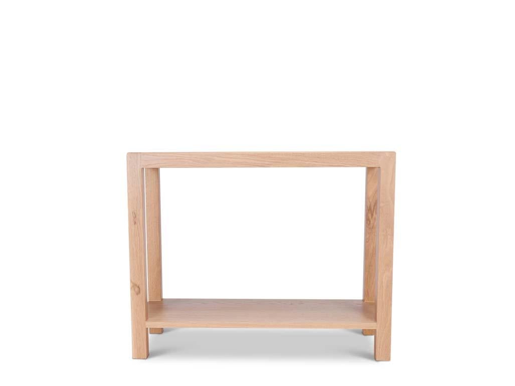 La table d'appoint étroite est fabriquée en noyer américain massif ou en chêne blanc et dispose d'une étagère inférieure et d'un plateau miroir en liège ou en bronze, au choix.

La collection Lawson-Fenning est conçue et fabriquée à la main à Los