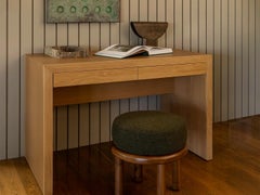 Lawson-Fenning Parkman-Schreibtisch, Eiche mit Korkplatte und Schubladen, moderner Schreibtisch