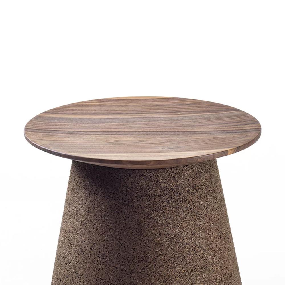 Stool Cork Walnut with recycled corks mixed 
with natural glues and with solid walnut bevelled 
edges seat.

