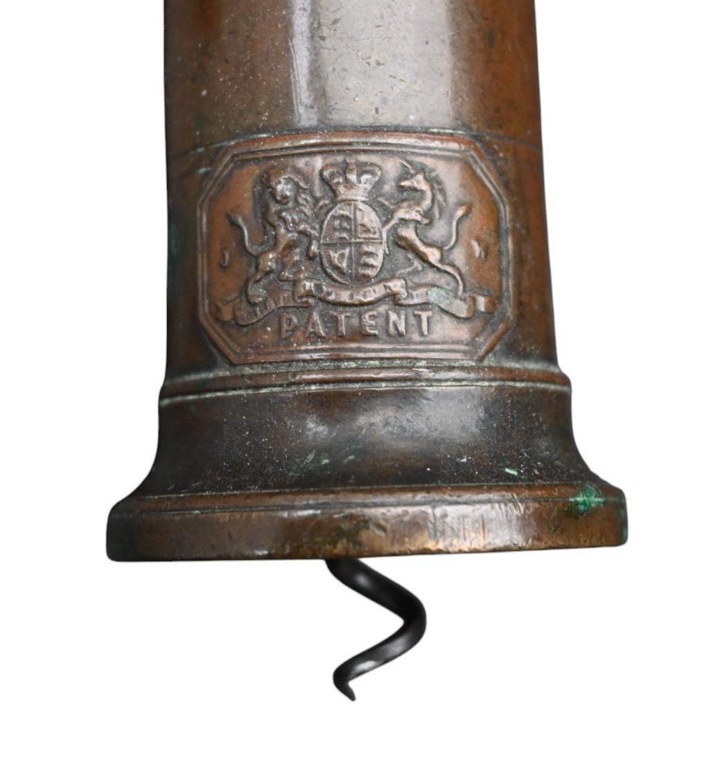 Mechanischer Korkenzieher aus Thomason-Fass mit Griff aus Kuhknochen
Mit Wappen, Patent
Mitte des 19. Jahrhunderts
gealterte Patina,
guter Zustand, siehe Fotos,
Länge zwischen 20 und 26,5 cm
Perfekt nutzbar bis zum heutigen Tag