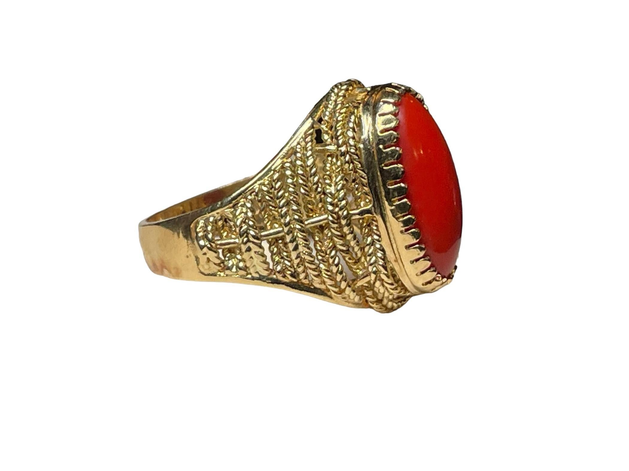 Moderno Anello Corletto con corallo in oro giallo 18K in vendita